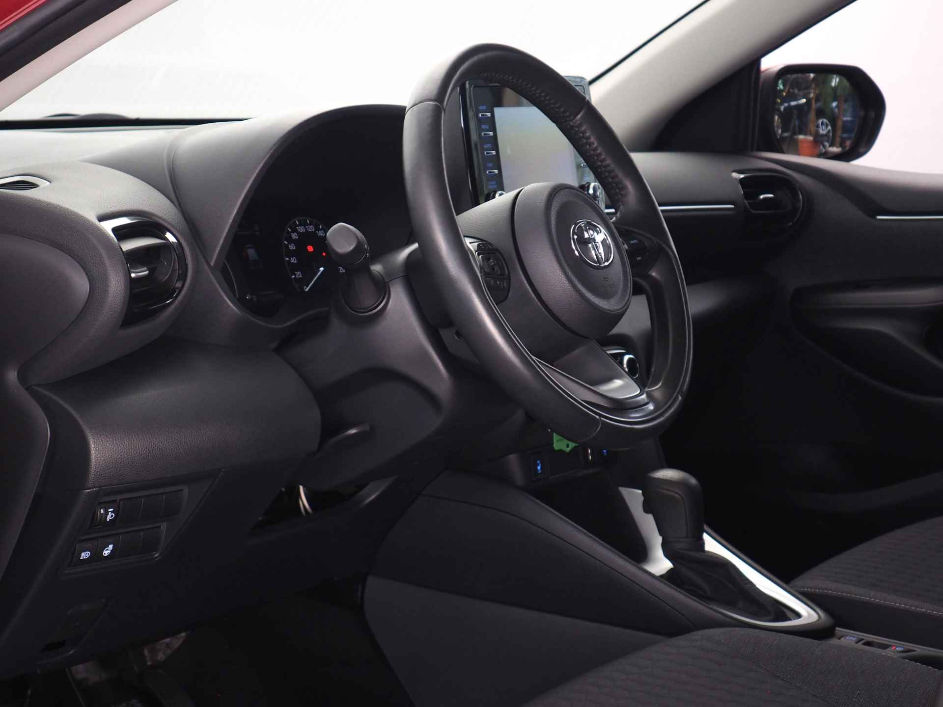 Toyota Yaris 1.5 Hybrid Active | Adaptive Cruise Control | Botsherkenning | Stoelverwarming | Stuurwielverwarmd | Lane Assist | Apple CarPlay/ Android Auto | Achteruitrijcamera | Climate Control | DAB | Grootlichtassistent - 8/32