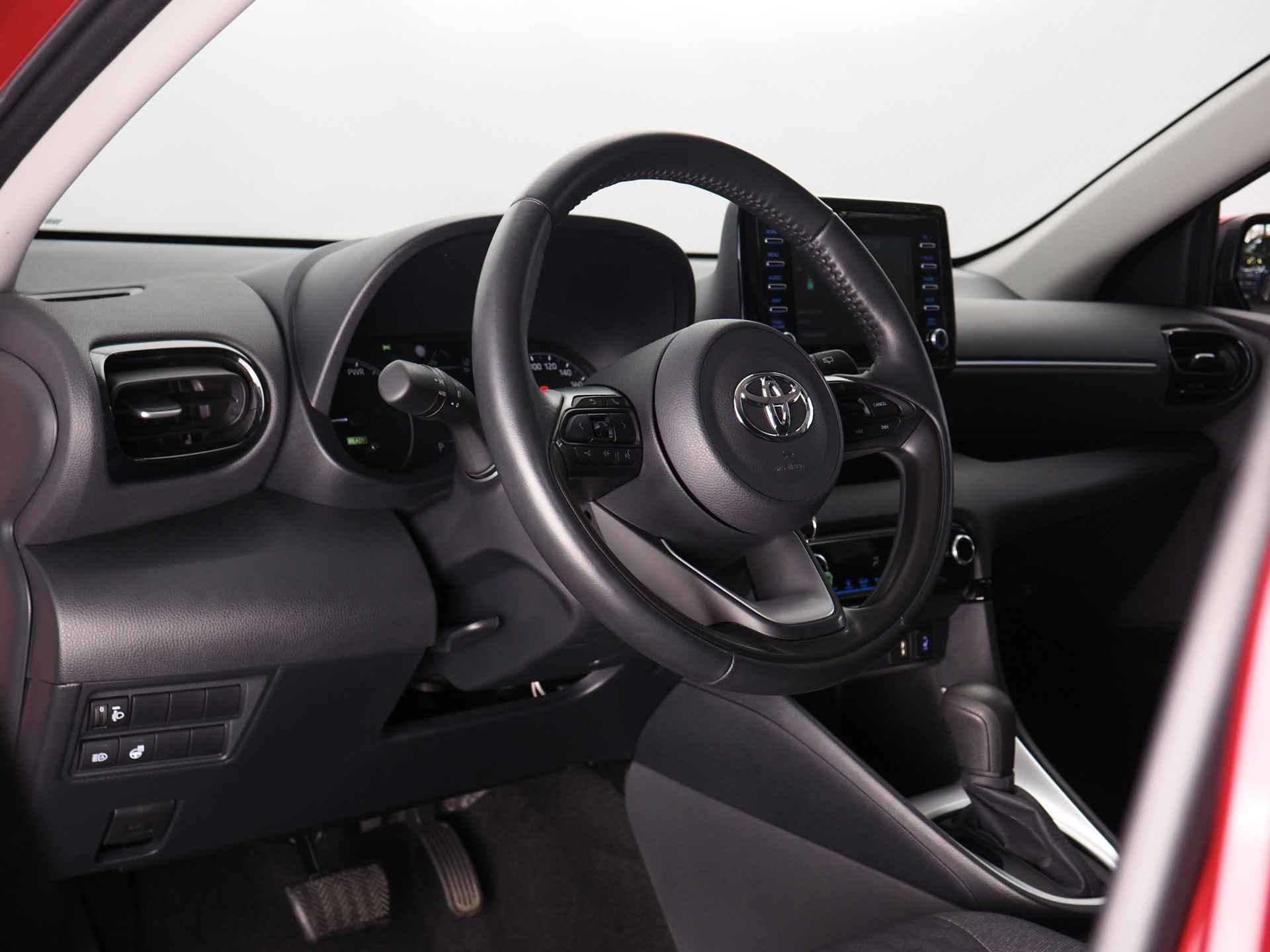 Toyota Yaris 1.5 Hybrid Active | Adaptive Cruise Control | Botsherkenning | Stoelverwarming | Stuurwielverwarmd | Lane Assist | Apple CarPlay/ Android Auto | Achteruitrijcamera | Climate Control | DAB | Grootlichtassistent - 16/32
