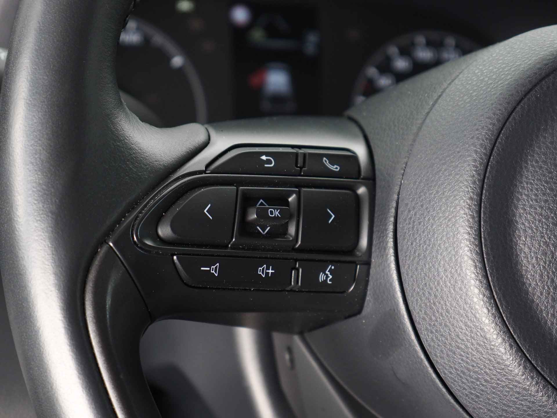 Toyota Yaris 1.5 Hybrid Active | Adaptive Cruise Control | Botsherkenning | Stoelverwarming | Stuurwielverwarmd | Lane Assist | Apple CarPlay/ Android Auto | Achteruitrijcamera | Climate Control | DAB | Grootlichtassistent - 18/32