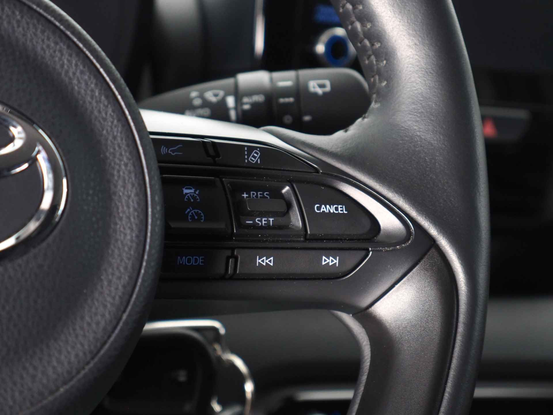 Toyota Yaris 1.5 Hybrid Active | Adaptive Cruise Control | Botsherkenning | Stoelverwarming | Stuurwielverwarmd | Lane Assist | Apple CarPlay/ Android Auto | Achteruitrijcamera | Climate Control | DAB | Grootlichtassistent - 19/32