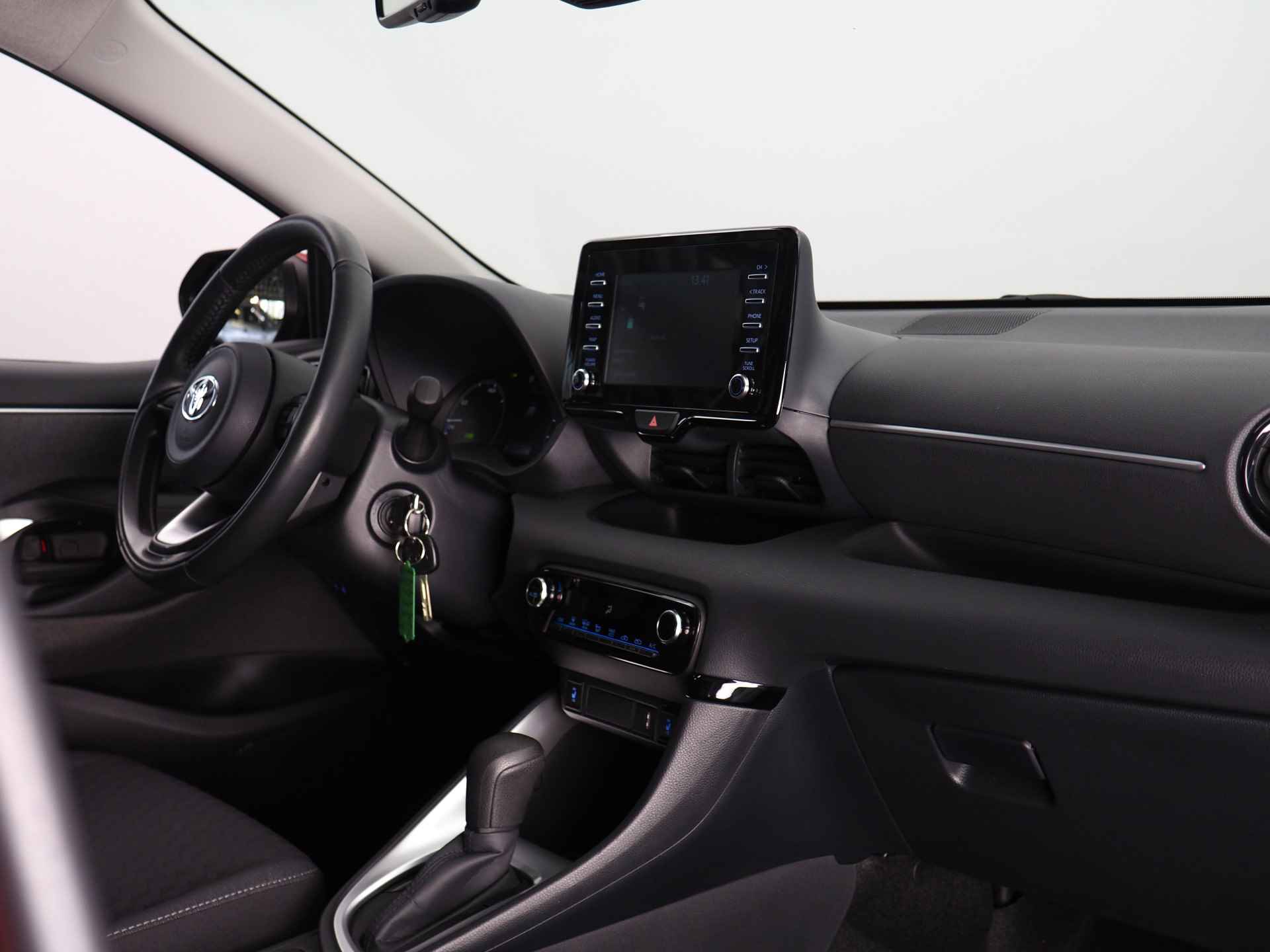 Toyota Yaris 1.5 Hybrid Active | Adaptive Cruise Control | Botsherkenning | Stoelverwarming | Stuurwielverwarmd | Lane Assist | Apple CarPlay/ Android Auto | Achteruitrijcamera | Climate Control | DAB | Grootlichtassistent - 20/32