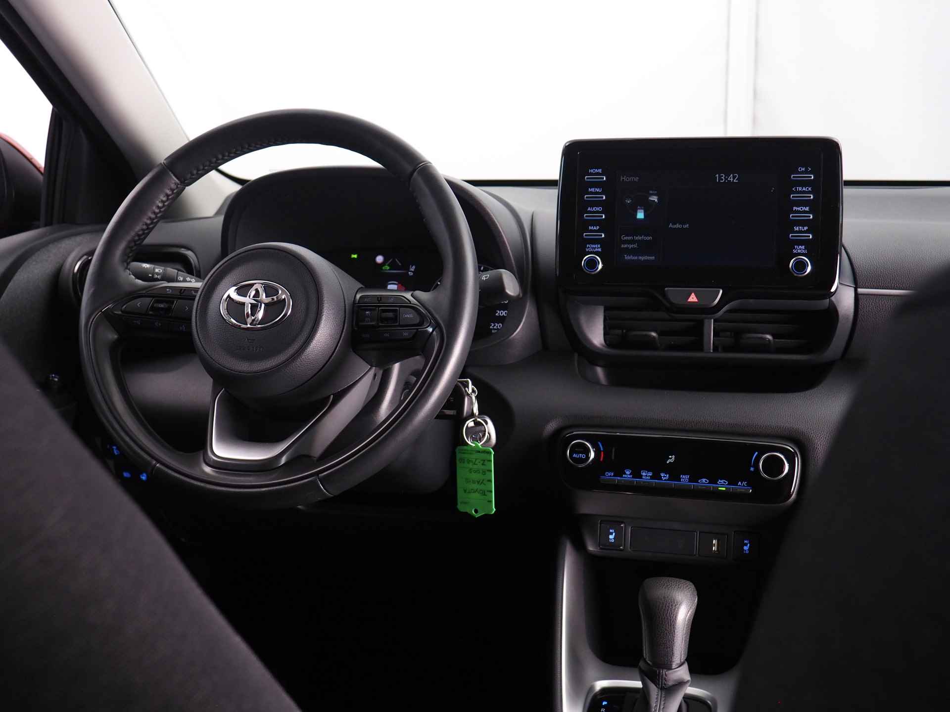 Toyota Yaris 1.5 Hybrid Active | Adaptive Cruise Control | Botsherkenning | Stoelverwarming | Stuurwielverwarmd | Lane Assist | Apple CarPlay/ Android Auto | Achteruitrijcamera | Climate Control | DAB | Grootlichtassistent - 21/32