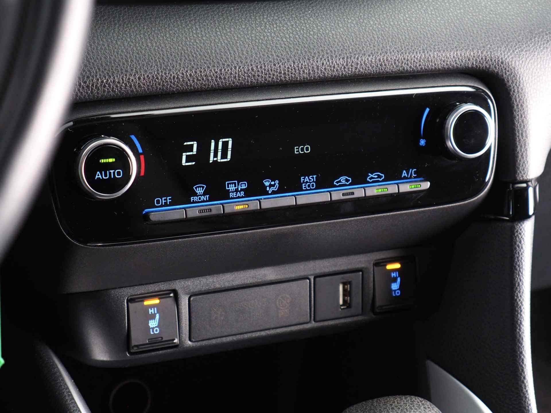 Toyota Yaris 1.5 Hybrid Active | Adaptive Cruise Control | Botsherkenning | Stoelverwarming | Stuurwielverwarmd | Lane Assist | Apple CarPlay/ Android Auto | Achteruitrijcamera | Climate Control | DAB | Grootlichtassistent - 22/32