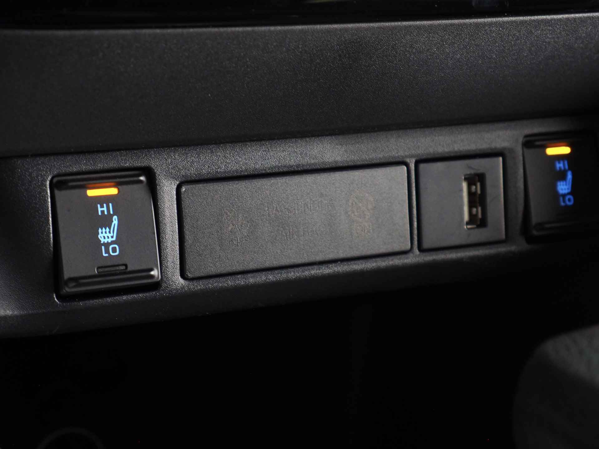 Toyota Yaris 1.5 Hybrid Active | Adaptive Cruise Control | Botsherkenning | Stoelverwarming | Stuurwielverwarmd | Lane Assist | Apple CarPlay/ Android Auto | Achteruitrijcamera | Climate Control | DAB | Grootlichtassistent - 23/32