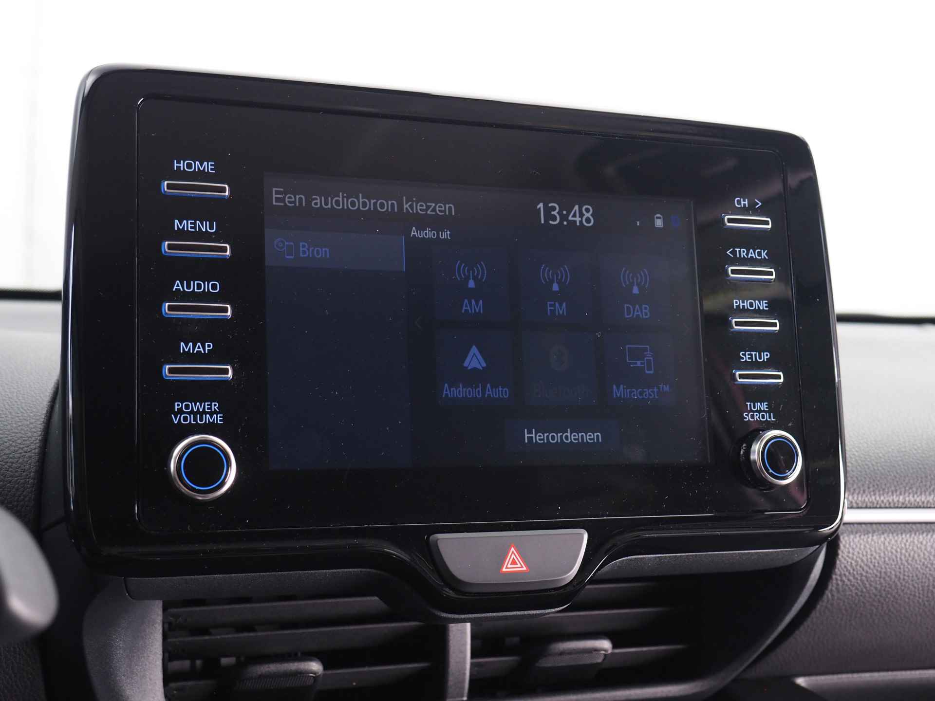 Toyota Yaris 1.5 Hybrid Active | Adaptive Cruise Control | Botsherkenning | Stoelverwarming | Stuurwielverwarmd | Lane Assist | Apple CarPlay/ Android Auto | Achteruitrijcamera | Climate Control | DAB | Grootlichtassistent - 28/32