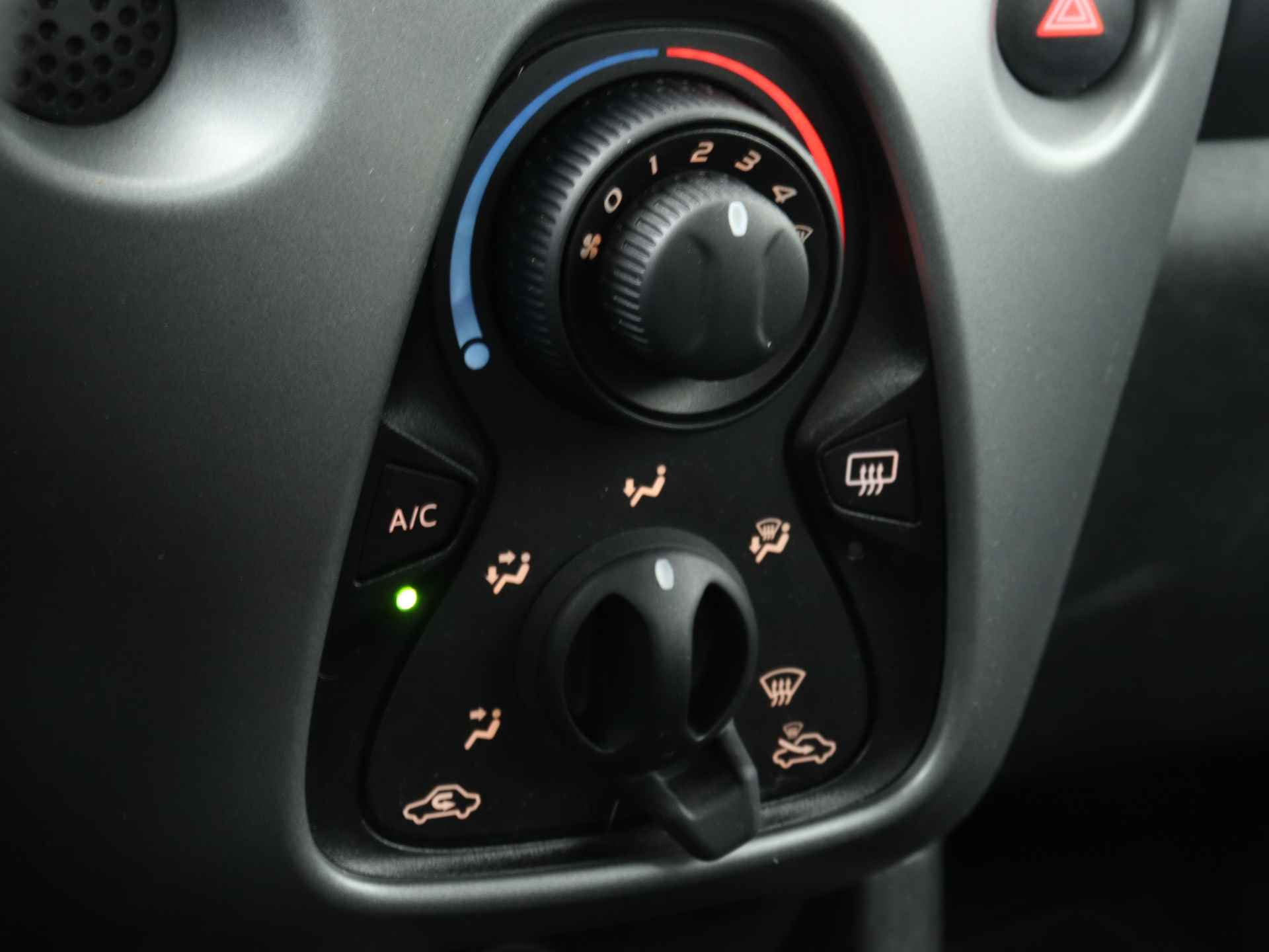 Toyota Aygo 1.0 VVT-i x-play | Cabrio | Camera | Bluetooth | Airco | - 12/42