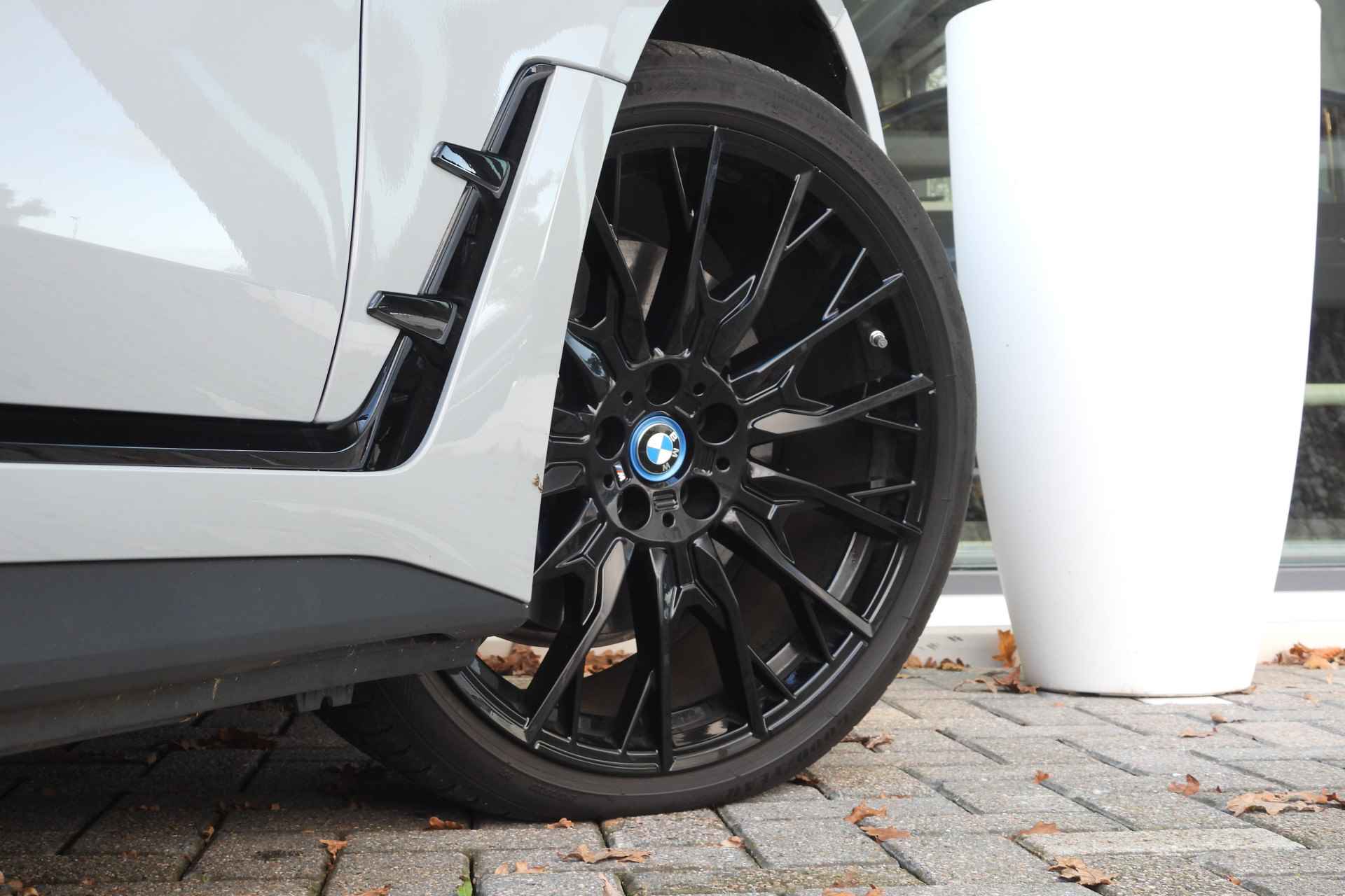 BMW i4 M50 High Executive / Schuif-kanteldak / Parking Assistant Plus / Comfort Access / Adaptief M Onderstel / Live Cockpit Professional - 27/51