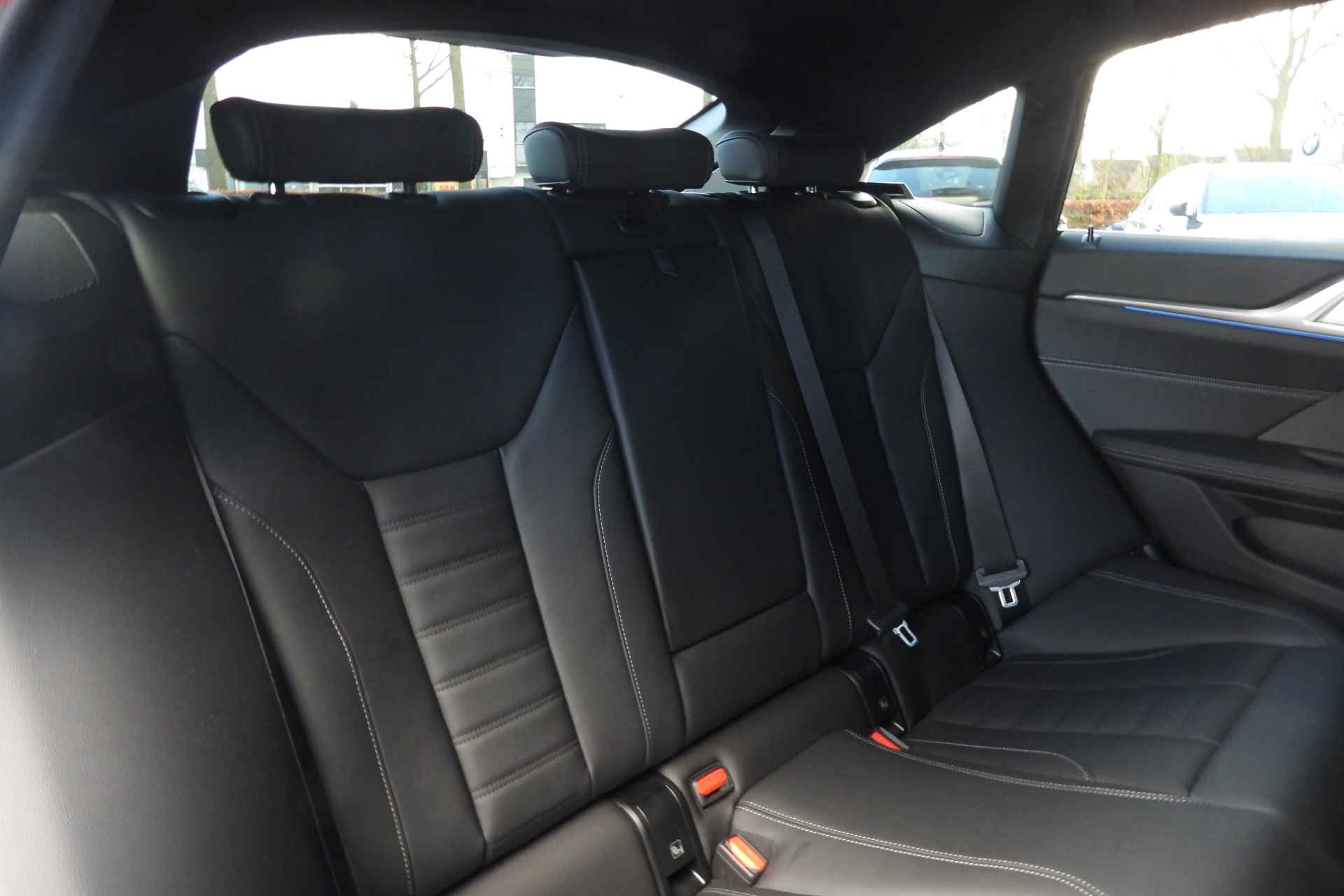 BMW i4 M50 High Executive / Schuif-kanteldak / Parking Assistant Plus / Comfort Access / Adaptief M Onderstel / Live Cockpit Professional - 30/51