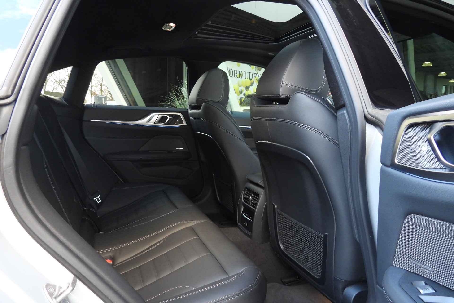 BMW i4 M50 High Executive / Schuif-kanteldak / Parking Assistant Plus / Comfort Access / Adaptief M Onderstel / Live Cockpit Professional - 31/51