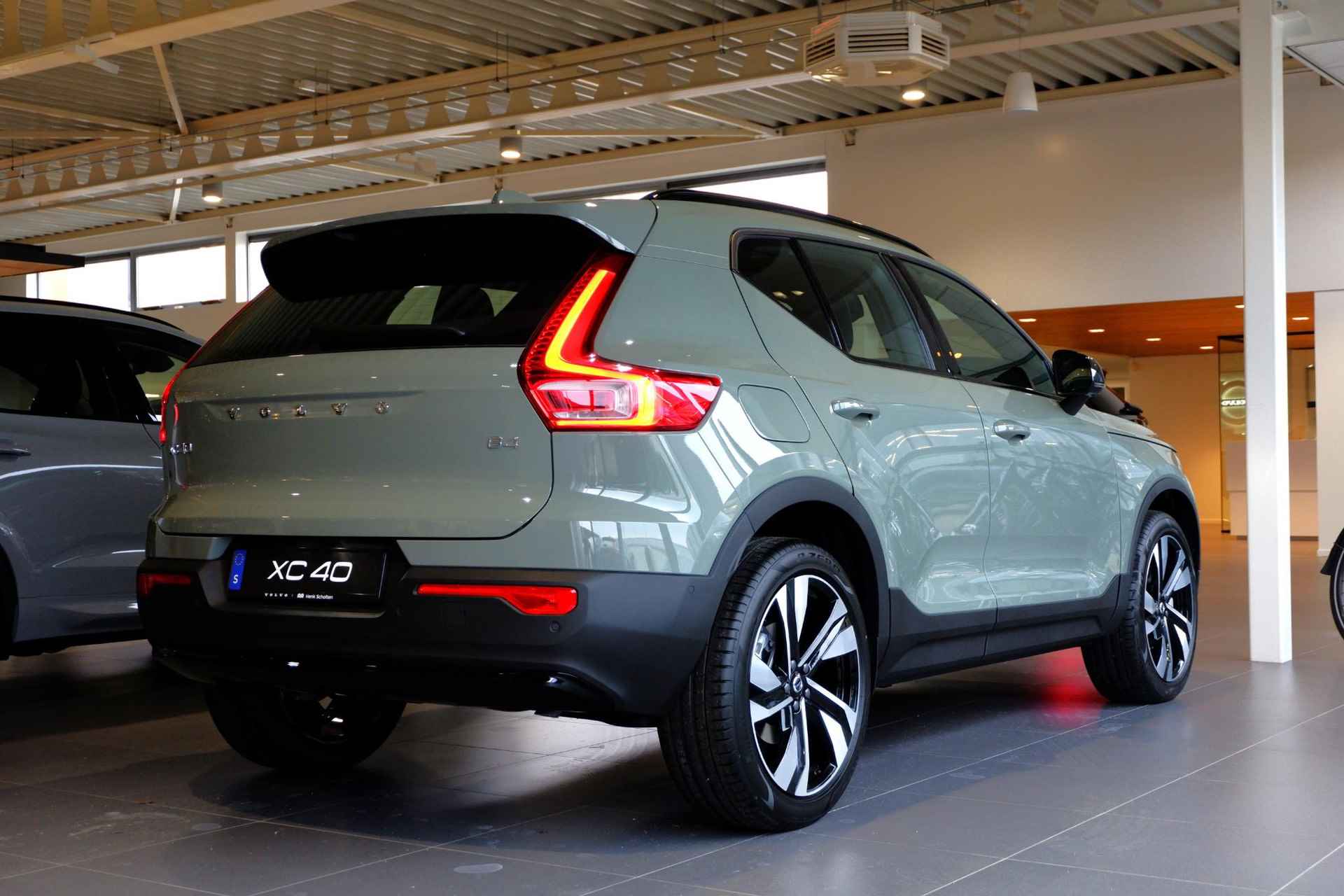 Volvo XC40 B4 AUT7 197PK Plus Dark, **Direct leverbaar** Sage Green, Microtech/Nubuck Charcoal, PAnoramadak, Harman Kardon, 20" Lichtmetalen velgen, Driver Assist & Awareness, Climate Pack, 360 graden ronromzicht camera - 2/8