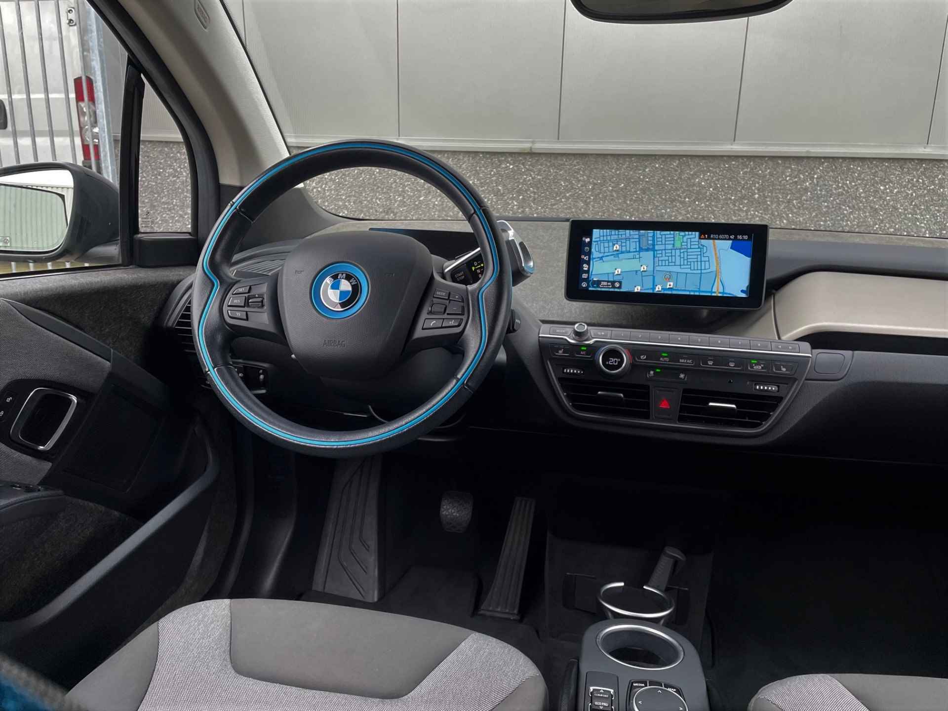 BMW i3 120Ah/ 42 kWh/ Navi Pro/Warmtepomp/Standkachel/3-Fase - 45/47