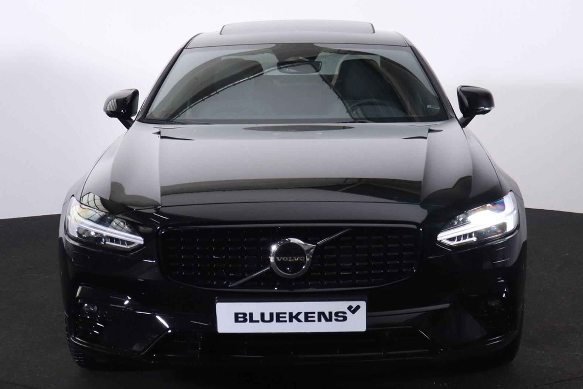 Volvo S90 B5 Ultimate Dark - Luchtvering - Schuif/kanteldak - IntelliSafe Assist & Surround - 360º Camera - Harman/Kardon audio - Adaptieve LED koplampen - Verwarmde voorstoelen, stuur & achterbank - Parkeersensoren voor & achter - Elektr. bedienb. voorstoelen met geheugen - Draadloze tel. lader - Standkachel - Extra getint glas - 20' LMV - 2/26