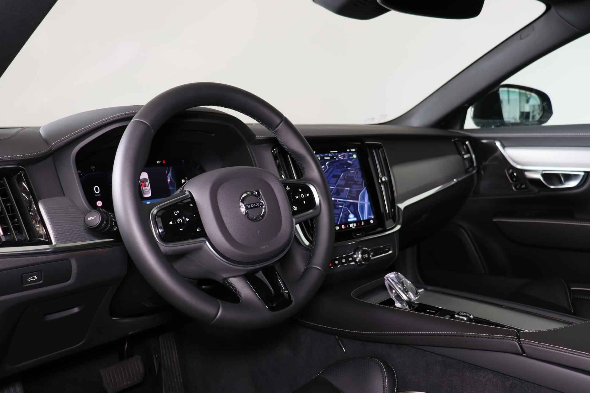 Volvo S90 B5 Ultimate Dark - Luchtvering - Schuif/kanteldak - IntelliSafe Assist & Surround - 360º Camera - Harman/Kardon audio - Adaptieve LED koplampen - Verwarmde voorstoelen, stuur & achterbank - Parkeersensoren voor & achter - Elektr. bedienb. voorstoelen met geheugen - Draadloze tel. lader - Standkachel - Extra getint glas - 20' LMV - 20/26