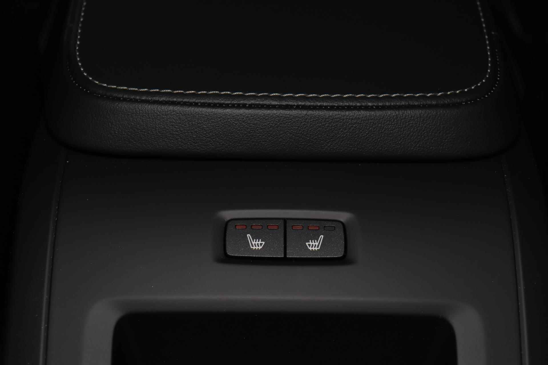 Volvo S90 B5 Ultimate Dark - Luchtvering - Schuif/kanteldak - IntelliSafe Assist & Surround - 360º Camera - Harman/Kardon audio - Adaptieve LED koplampen - Verwarmde voorstoelen, stuur & achterbank - Parkeersensoren voor & achter - Elektr. bedienb. voorstoelen met geheugen - Draadloze tel. lader - Standkachel - Extra getint glas - 20' LMV - 25/26