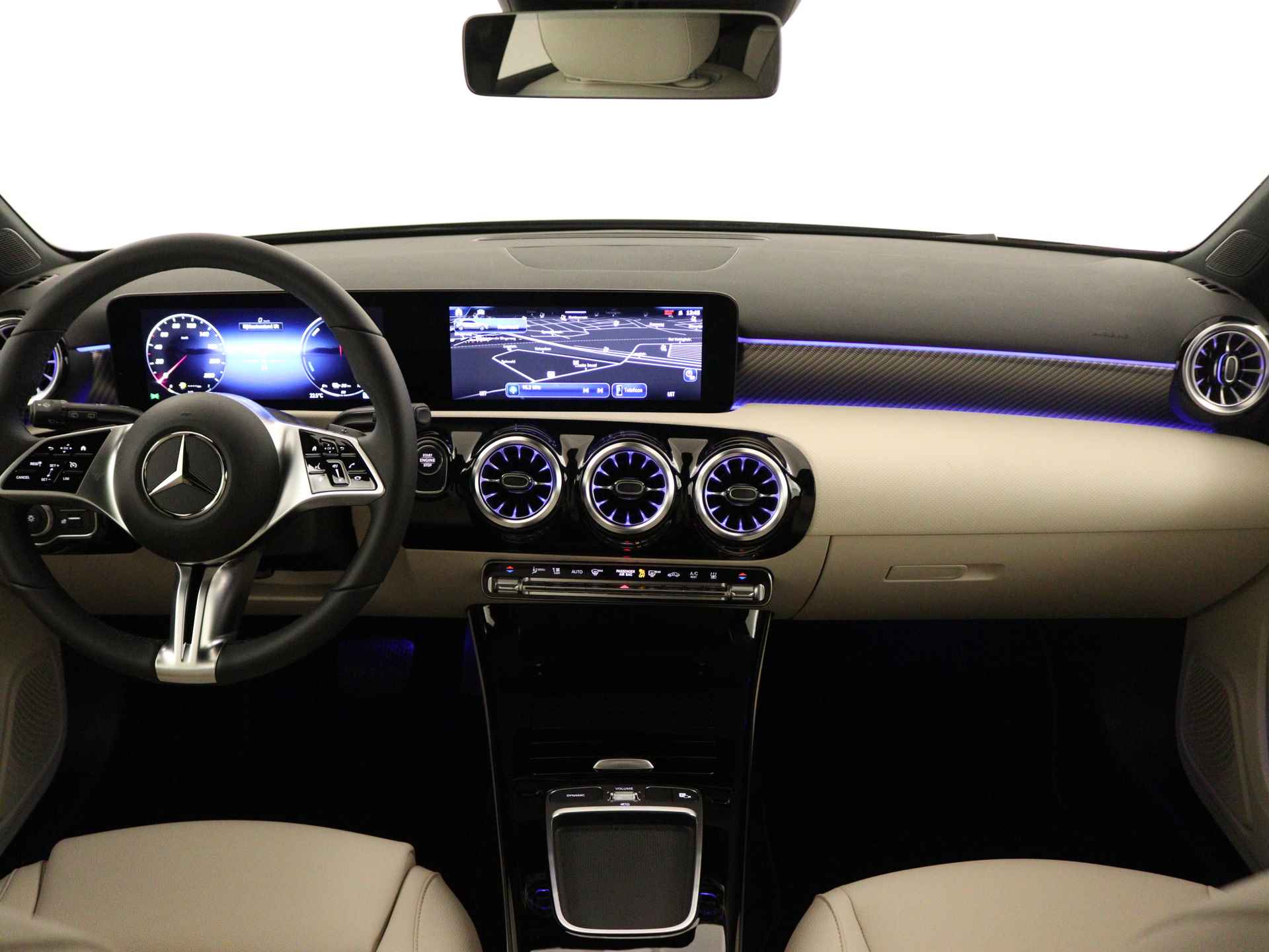 Mercedes-Benz A-Klasse 250 e Luxury Line | Trekhaak | Dodehoekassistent | Warmtewerend, donkergetint glas | Stoelverwarming vooraan | Extra USB-poorten |  Sfeerverlichting | Draadloos oplaadsysteem voor Smartphone | - 5/39