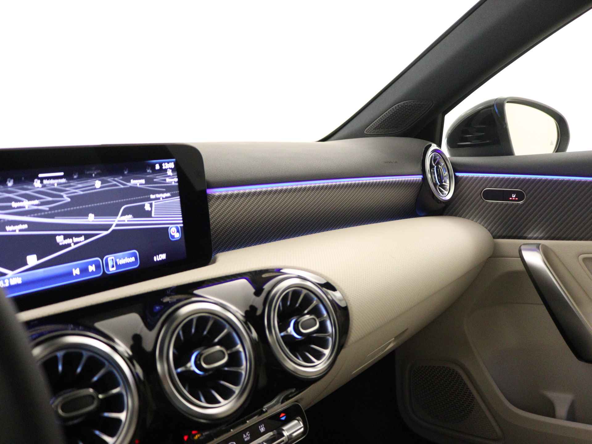 Mercedes-Benz A-Klasse 250 e Luxury Line | Trekhaak | Dodehoekassistent | Warmtewerend, donkergetint glas | Stoelverwarming vooraan | Extra USB-poorten |  Sfeerverlichting | Draadloos oplaadsysteem voor Smartphone | - 7/39