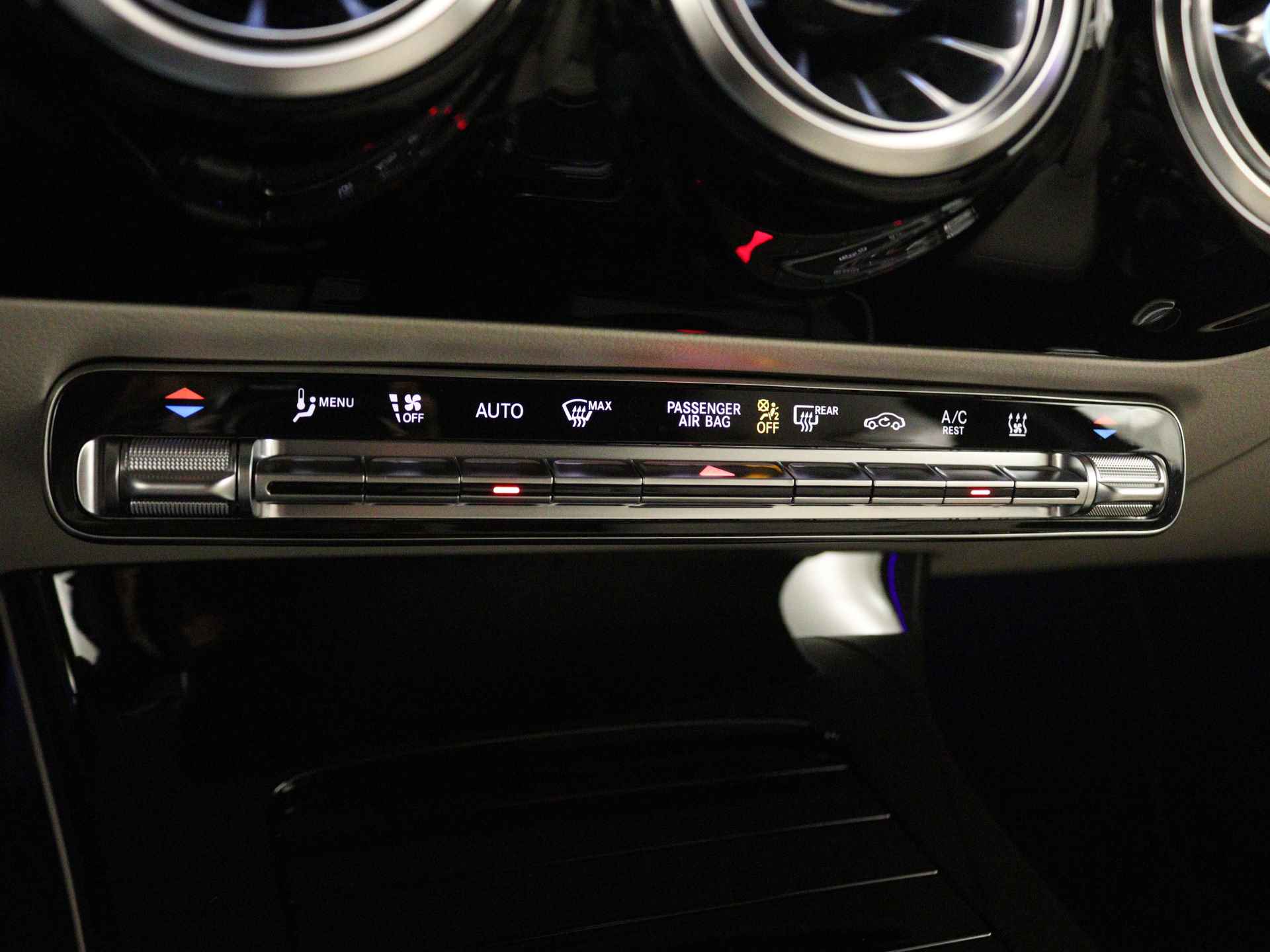 Mercedes-Benz A-Klasse 250 e Luxury Line | Trekhaak | Dodehoekassistent | Warmtewerend, donkergetint glas | Stoelverwarming vooraan | Extra USB-poorten |  Sfeerverlichting | Draadloos oplaadsysteem voor Smartphone | - 9/39