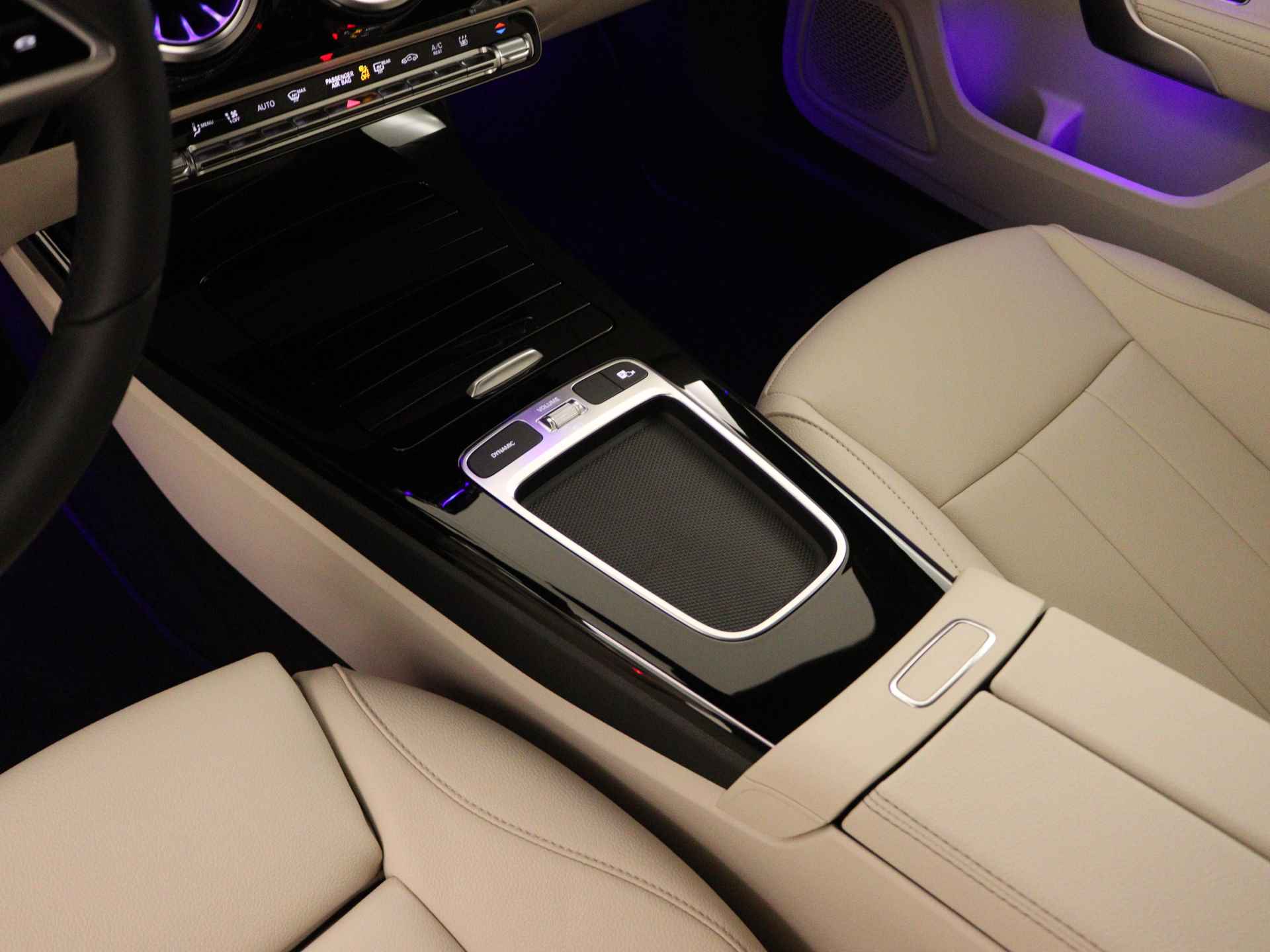 Mercedes-Benz A-Klasse 250 e Luxury Line | Trekhaak | Dodehoekassistent | Warmtewerend, donkergetint glas | Stoelverwarming vooraan | Extra USB-poorten |  Sfeerverlichting | Draadloos oplaadsysteem voor Smartphone | - 10/39