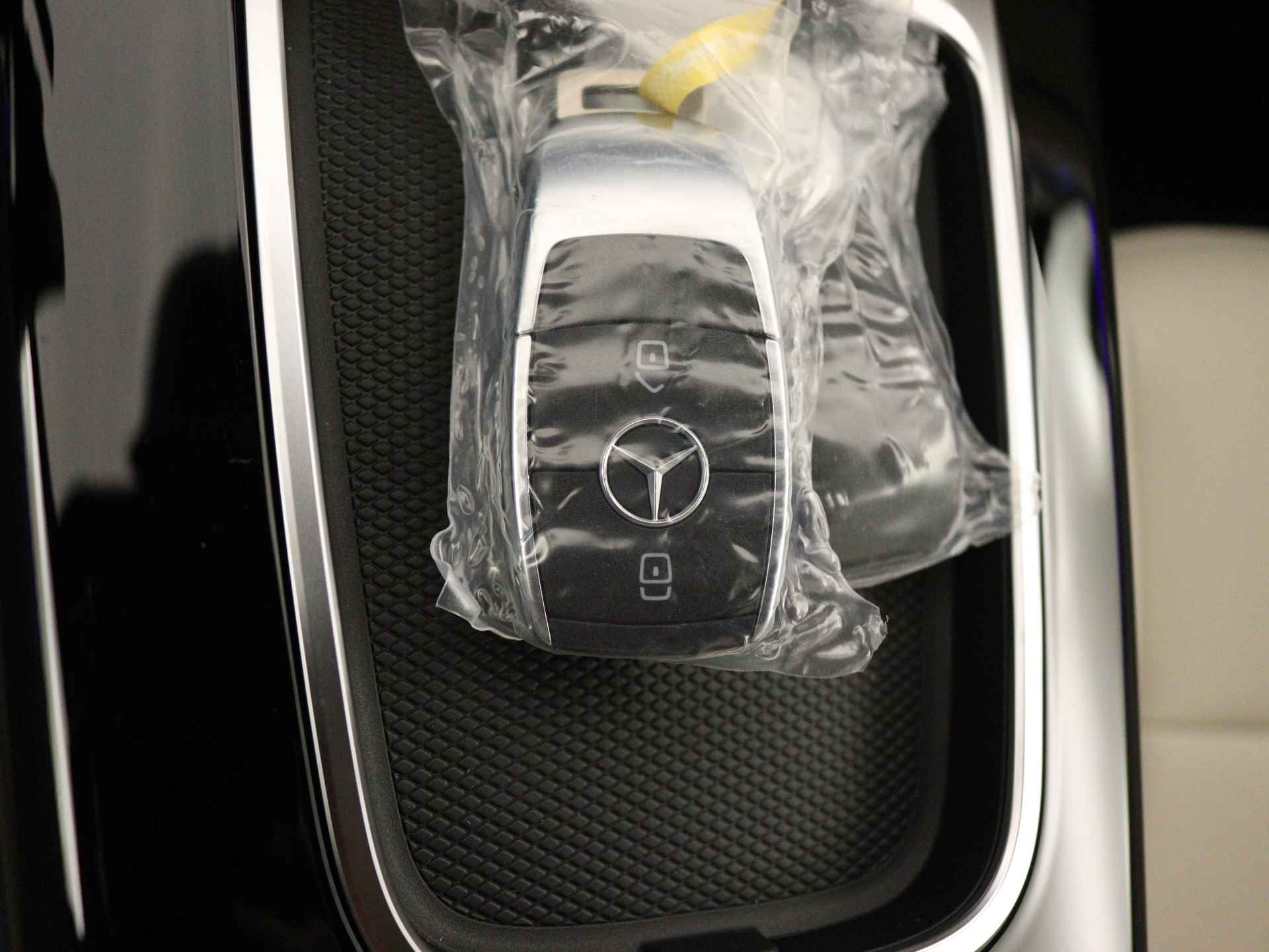 Mercedes-Benz A-Klasse 250 e Luxury Line | Trekhaak | Dodehoekassistent | Warmtewerend, donkergetint glas | Stoelverwarming vooraan | Extra USB-poorten |  Sfeerverlichting | Draadloos oplaadsysteem voor Smartphone | - 11/39