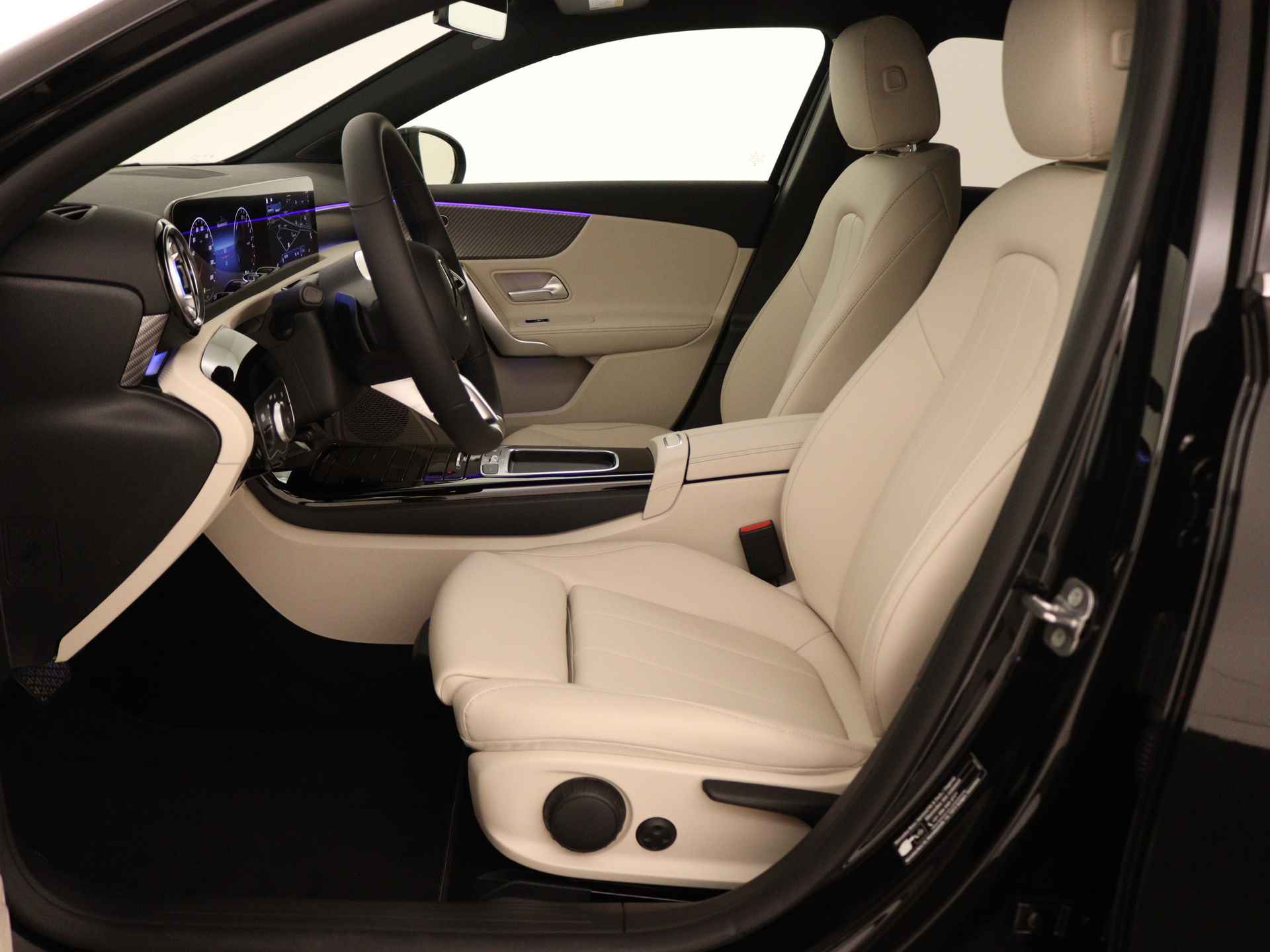 Mercedes-Benz A-Klasse 250 e Luxury Line | Trekhaak | Dodehoekassistent | Warmtewerend, donkergetint glas | Stoelverwarming vooraan | Extra USB-poorten |  Sfeerverlichting | Draadloos oplaadsysteem voor Smartphone | - 15/39