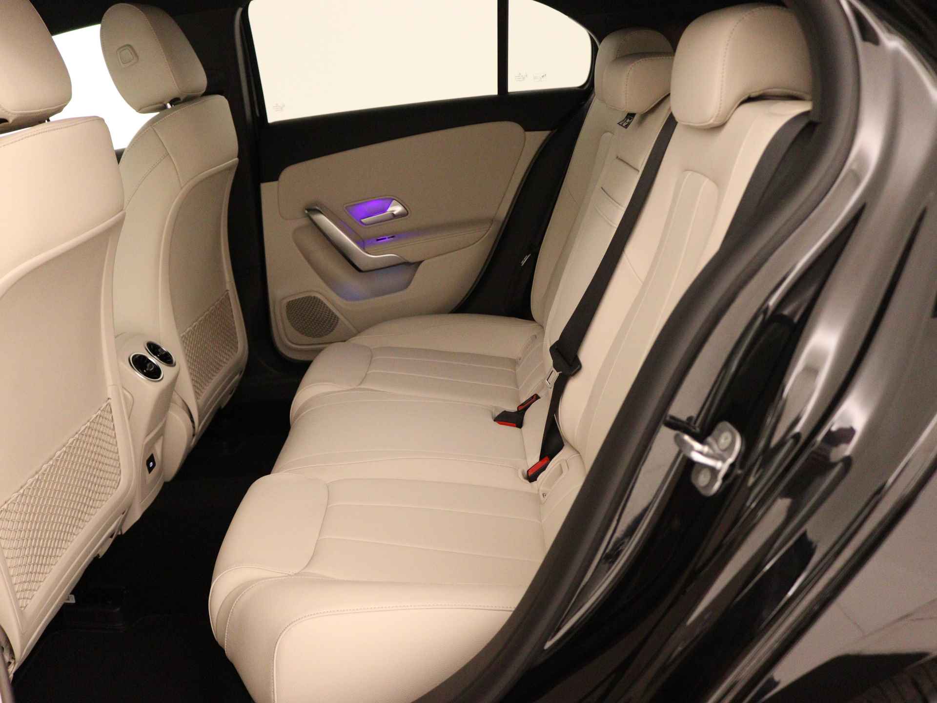 Mercedes-Benz A-Klasse 250 e Luxury Line | Trekhaak | Dodehoekassistent | Warmtewerend, donkergetint glas | Stoelverwarming vooraan | Extra USB-poorten |  Sfeerverlichting | Draadloos oplaadsysteem voor Smartphone | - 16/39