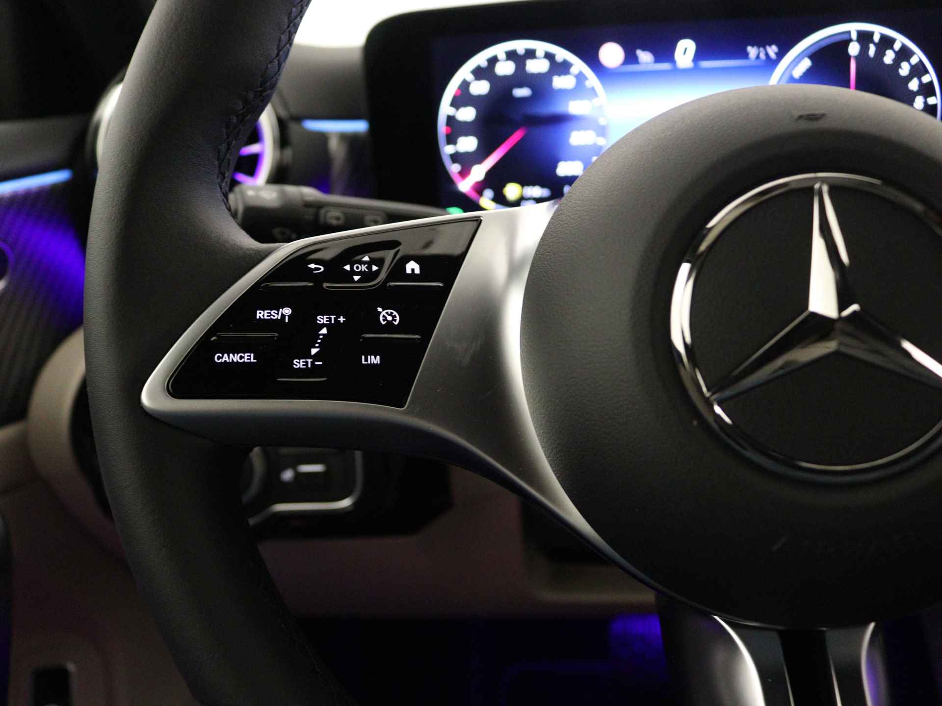 Mercedes-Benz A-Klasse 250 e Luxury Line | Trekhaak | Dodehoekassistent | Warmtewerend, donkergetint glas | Stoelverwarming vooraan | Extra USB-poorten |  Sfeerverlichting | Draadloos oplaadsysteem voor Smartphone | - 17/39