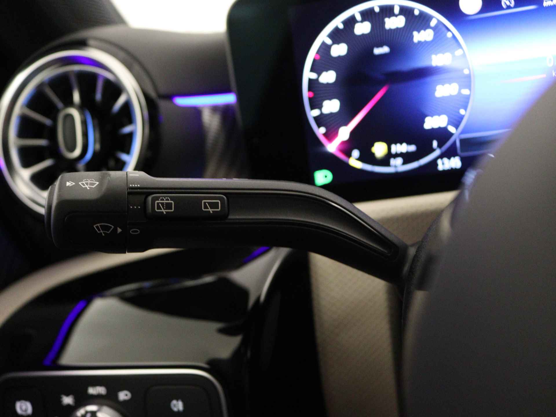 Mercedes-Benz A-Klasse 250 e Luxury Line | Trekhaak | Dodehoekassistent | Warmtewerend, donkergetint glas | Stoelverwarming vooraan | Extra USB-poorten |  Sfeerverlichting | Draadloos oplaadsysteem voor Smartphone | - 19/39