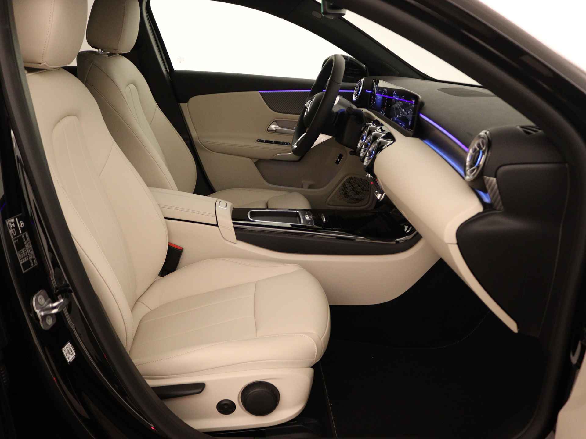 Mercedes-Benz A-Klasse 250 e Luxury Line | Trekhaak | Dodehoekassistent | Warmtewerend, donkergetint glas | Stoelverwarming vooraan | Extra USB-poorten |  Sfeerverlichting | Draadloos oplaadsysteem voor Smartphone | - 24/39