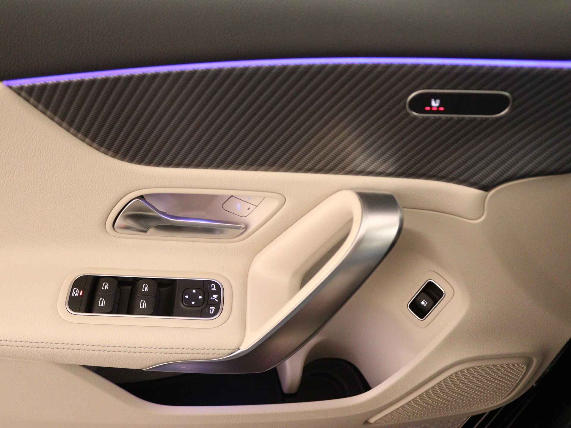 Mercedes-Benz A-Klasse 250 e Luxury Line | Trekhaak | Dodehoekassistent | Warmtewerend, donkergetint glas | Stoelverwarming vooraan | Extra USB-poorten |  Sfeerverlichting | Draadloos oplaadsysteem voor Smartphone | - 26/39