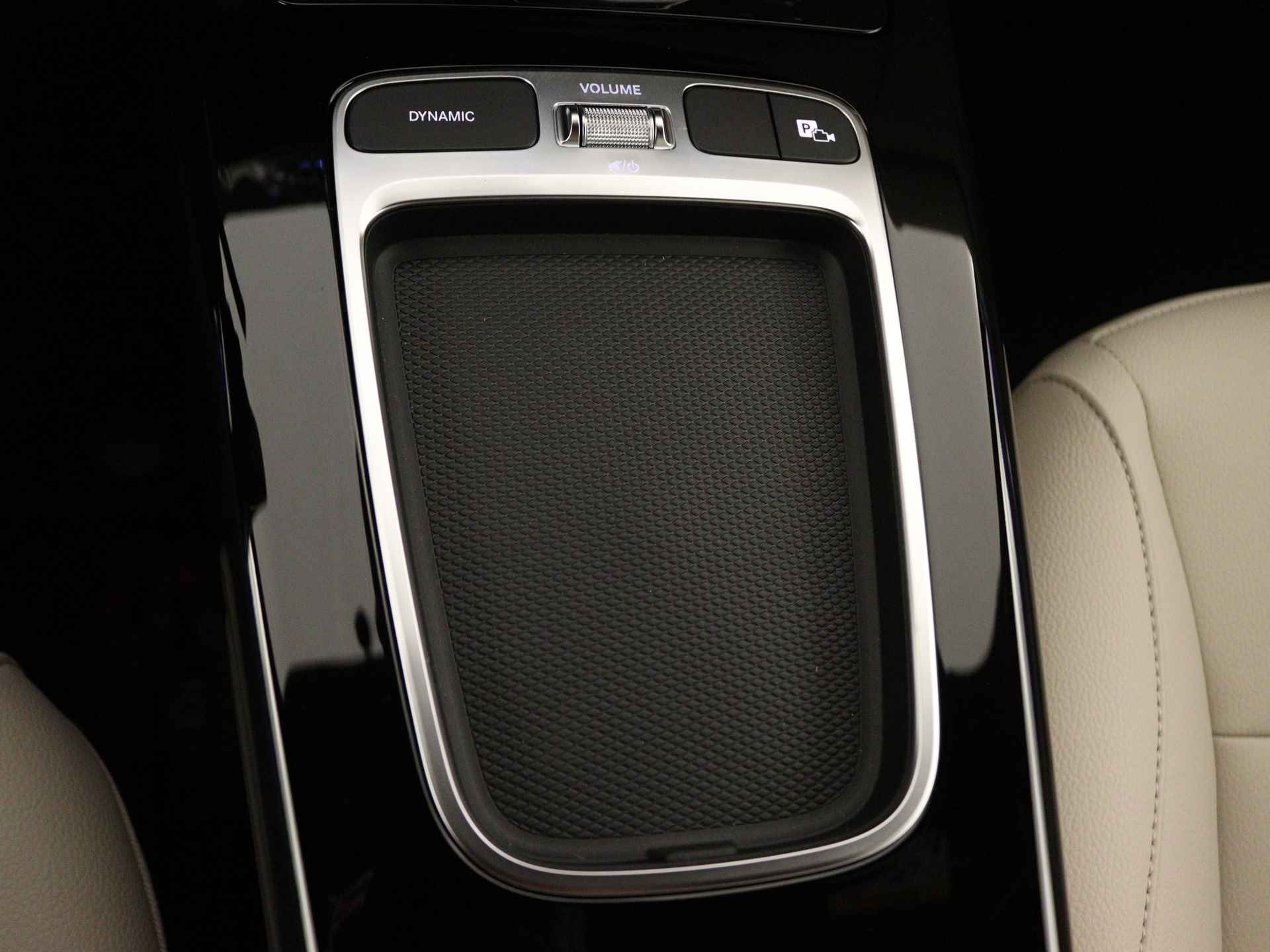 Mercedes-Benz A-Klasse 250 e Luxury Line | Trekhaak | Dodehoekassistent | Warmtewerend, donkergetint glas | Stoelverwarming vooraan | Extra USB-poorten |  Sfeerverlichting | Draadloos oplaadsysteem voor Smartphone | - 28/39