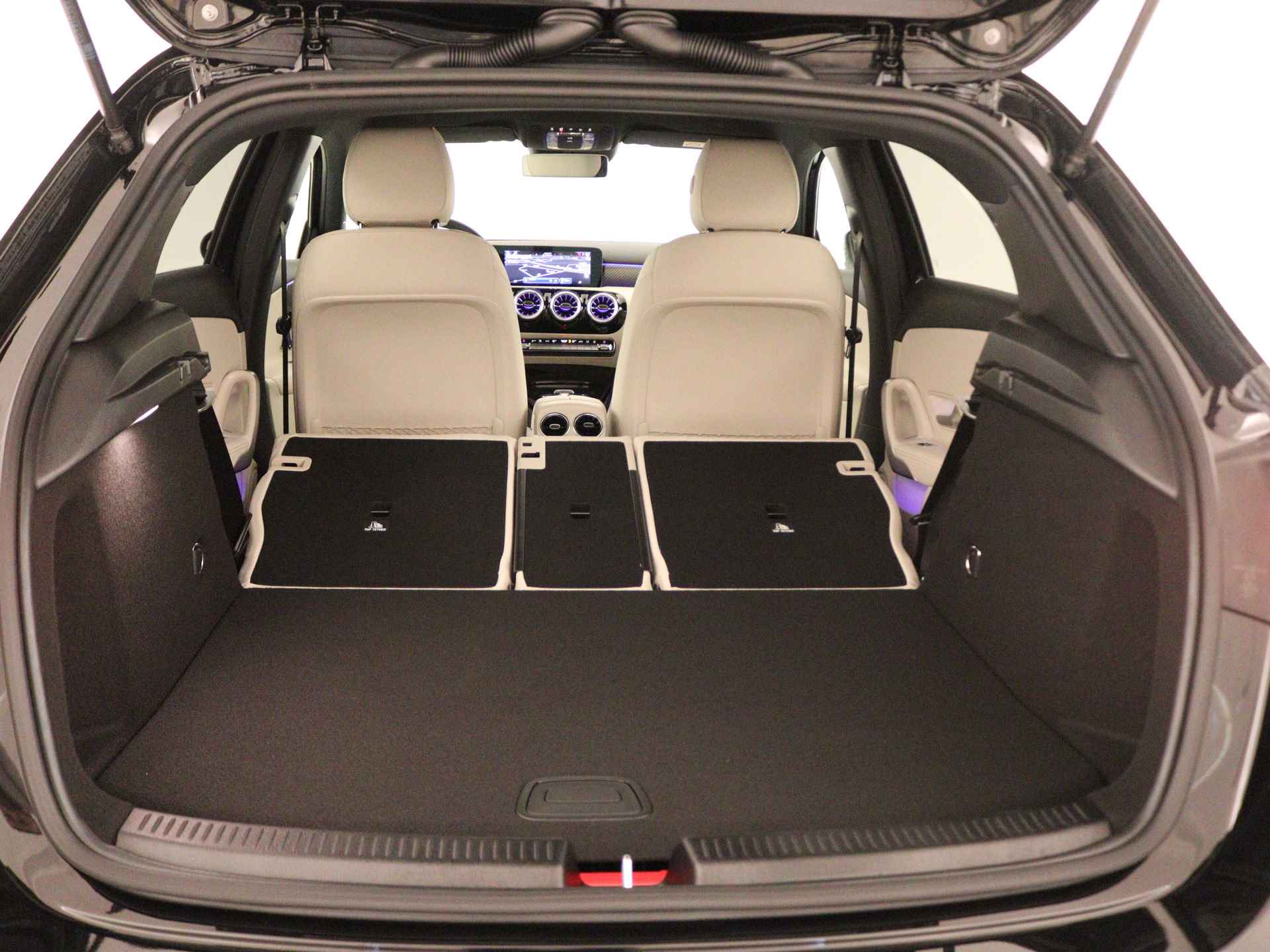 Mercedes-Benz A-Klasse 250 e Luxury Line | Trekhaak | Dodehoekassistent | Warmtewerend, donkergetint glas | Stoelverwarming vooraan | Extra USB-poorten |  Sfeerverlichting | Draadloos oplaadsysteem voor Smartphone | - 34/39