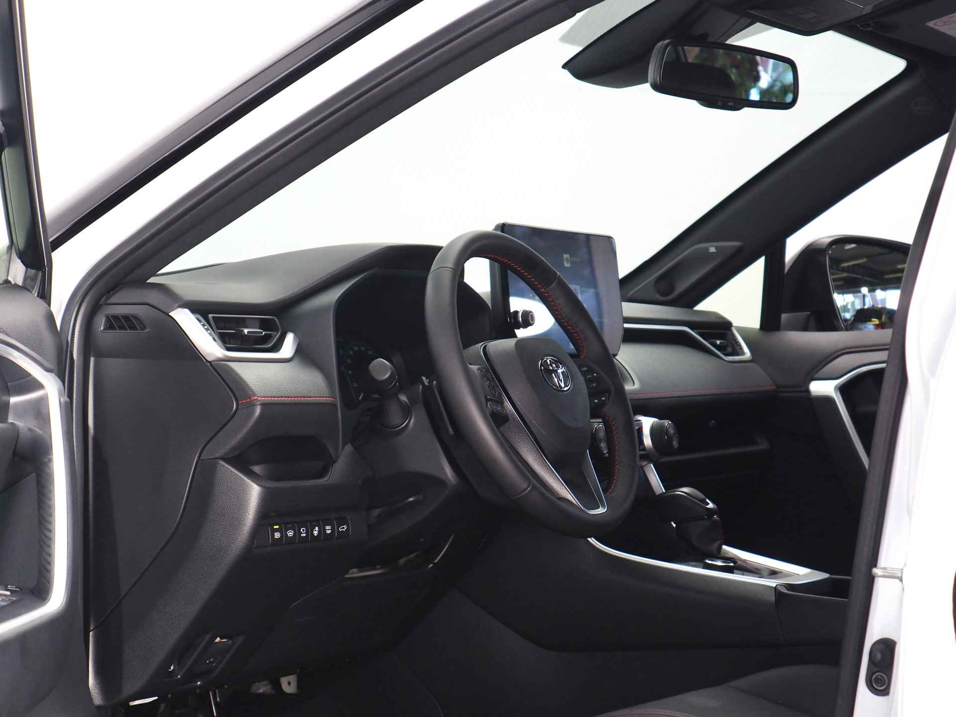Toyota RAV4 2.5 Plug-in Hybrid AWD Bi-Tone Plus | 360° Camera | Dodehoekdetectie | Noodremassistent | JBL | Adaptive Cruise Control | Actieve parkeersensoren | Lane Assist | Achteropkomend verkeer waarschuwing | Inc. 220v Laadkabel - 6/44