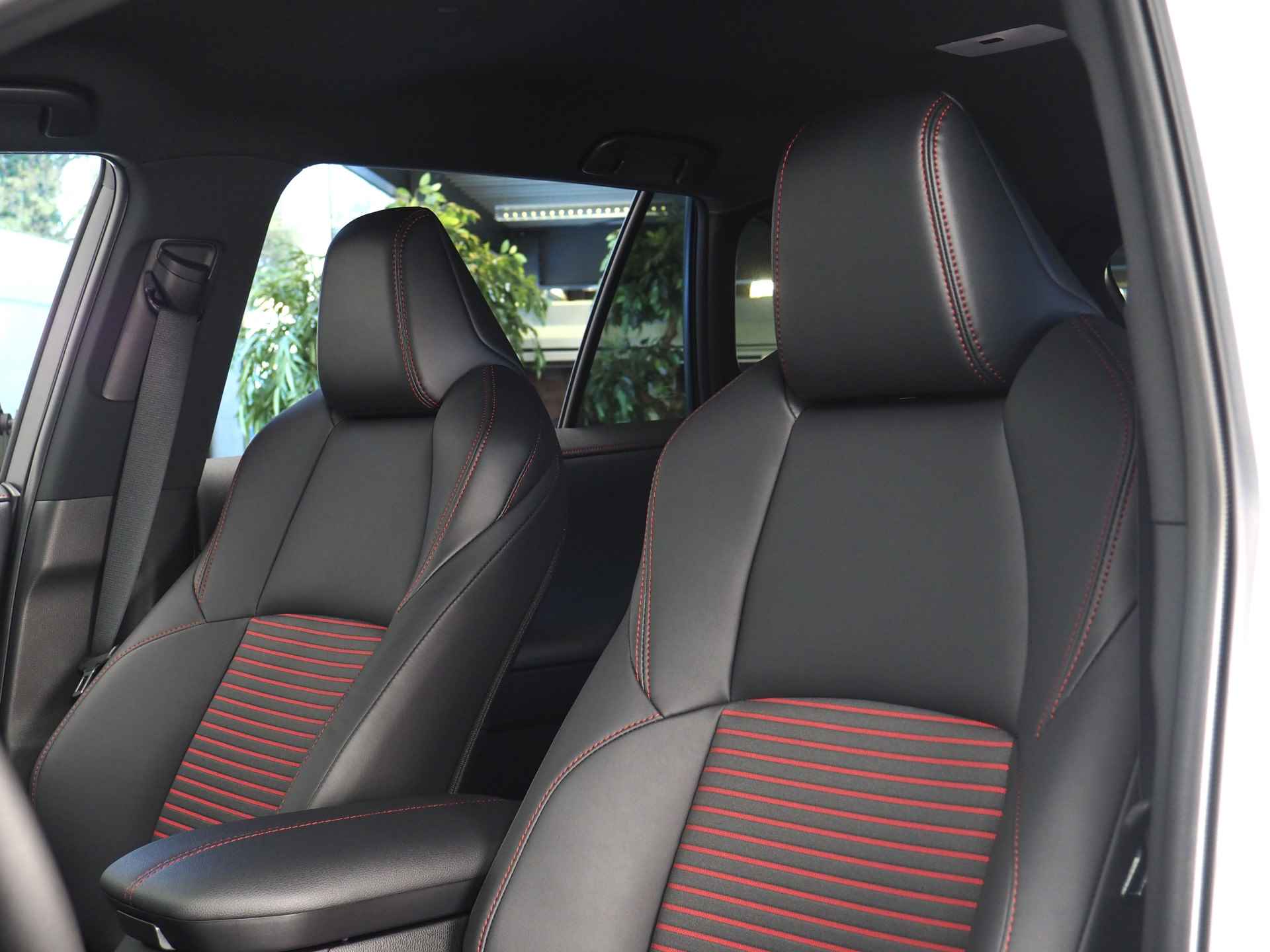 Toyota RAV4 2.5 Plug-in Hybrid AWD Bi-Tone Plus | 360° Camera | Dodehoekdetectie | Noodremassistent | JBL | Adaptive Cruise Control | Actieve parkeersensoren | Lane Assist | Achteropkomend verkeer waarschuwing | Inc. 220v Laadkabel - 8/44