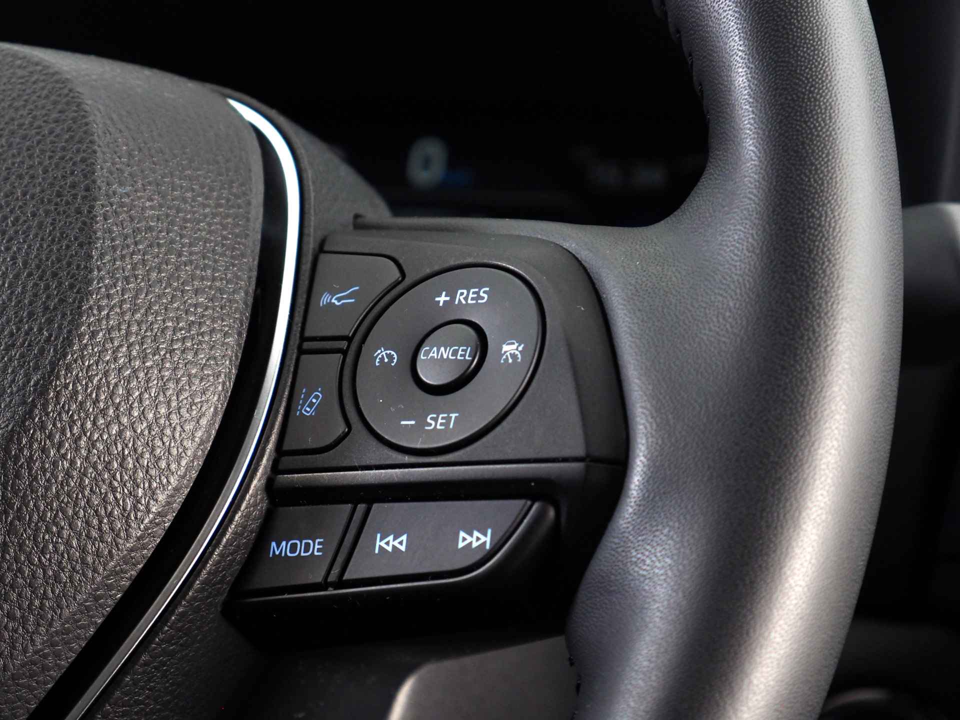 Toyota RAV4 2.5 Plug-in Hybrid AWD Bi-Tone Plus | 360° Camera | Dodehoekdetectie | Noodremassistent | JBL | Adaptive Cruise Control | Actieve parkeersensoren | Lane Assist | Achteropkomend verkeer waarschuwing | Inc. 220v Laadkabel - 18/44