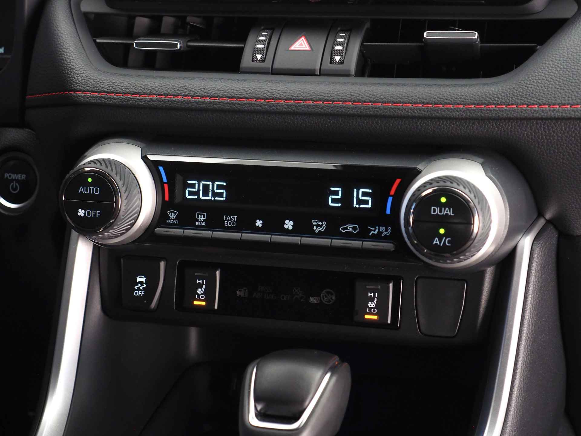 Toyota RAV4 2.5 Plug-in Hybrid AWD Bi-Tone Plus | 360° Camera | Dodehoekdetectie | Noodremassistent | JBL | Adaptive Cruise Control | Actieve parkeersensoren | Lane Assist | Achteropkomend verkeer waarschuwing | Inc. 220v Laadkabel - 20/44