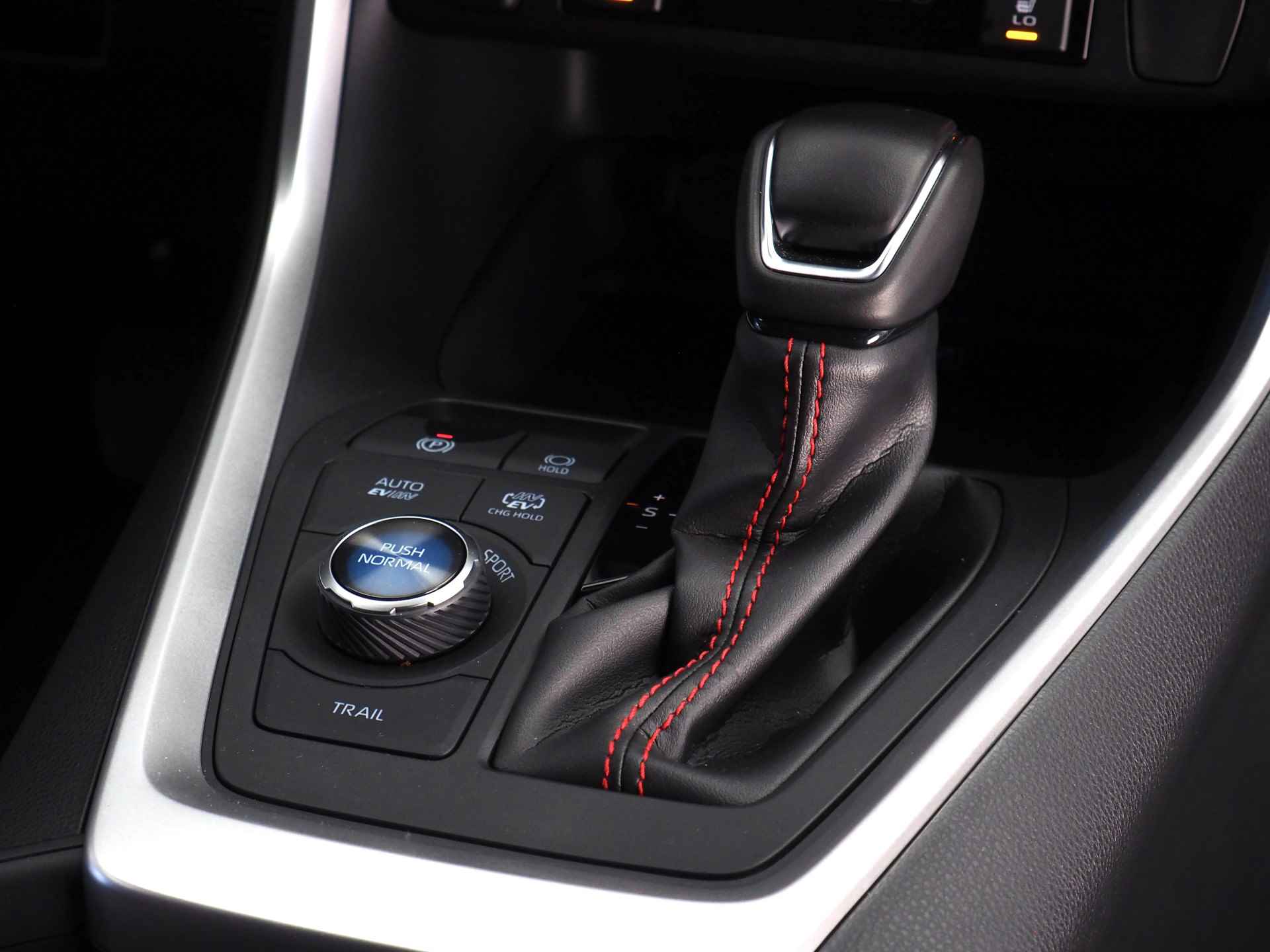 Toyota RAV4 2.5 Plug-in Hybrid AWD Bi-Tone Plus | 360° Camera | Dodehoekdetectie | Noodremassistent | JBL | Adaptive Cruise Control | Actieve parkeersensoren | Lane Assist | Achteropkomend verkeer waarschuwing | Inc. 220v Laadkabel - 21/44
