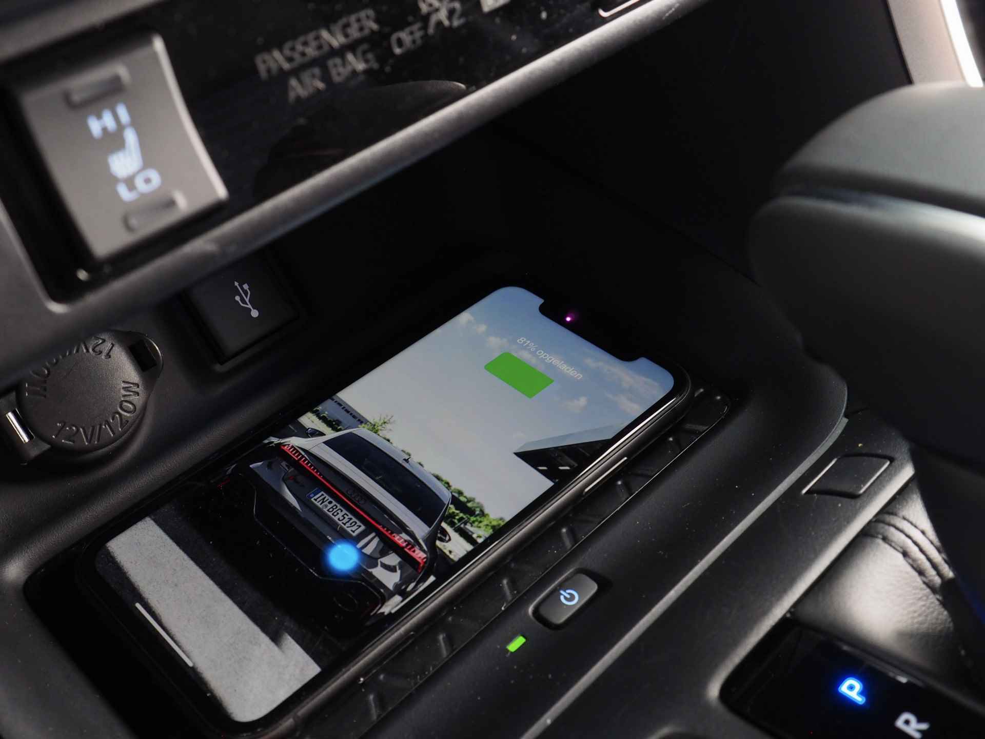 Toyota RAV4 2.5 Plug-in Hybrid AWD Bi-Tone Plus | 360° Camera | Dodehoekdetectie | Noodremassistent | JBL | Adaptive Cruise Control | Actieve parkeersensoren | Lane Assist | Achteropkomend verkeer waarschuwing | Inc. 220v Laadkabel - 22/44