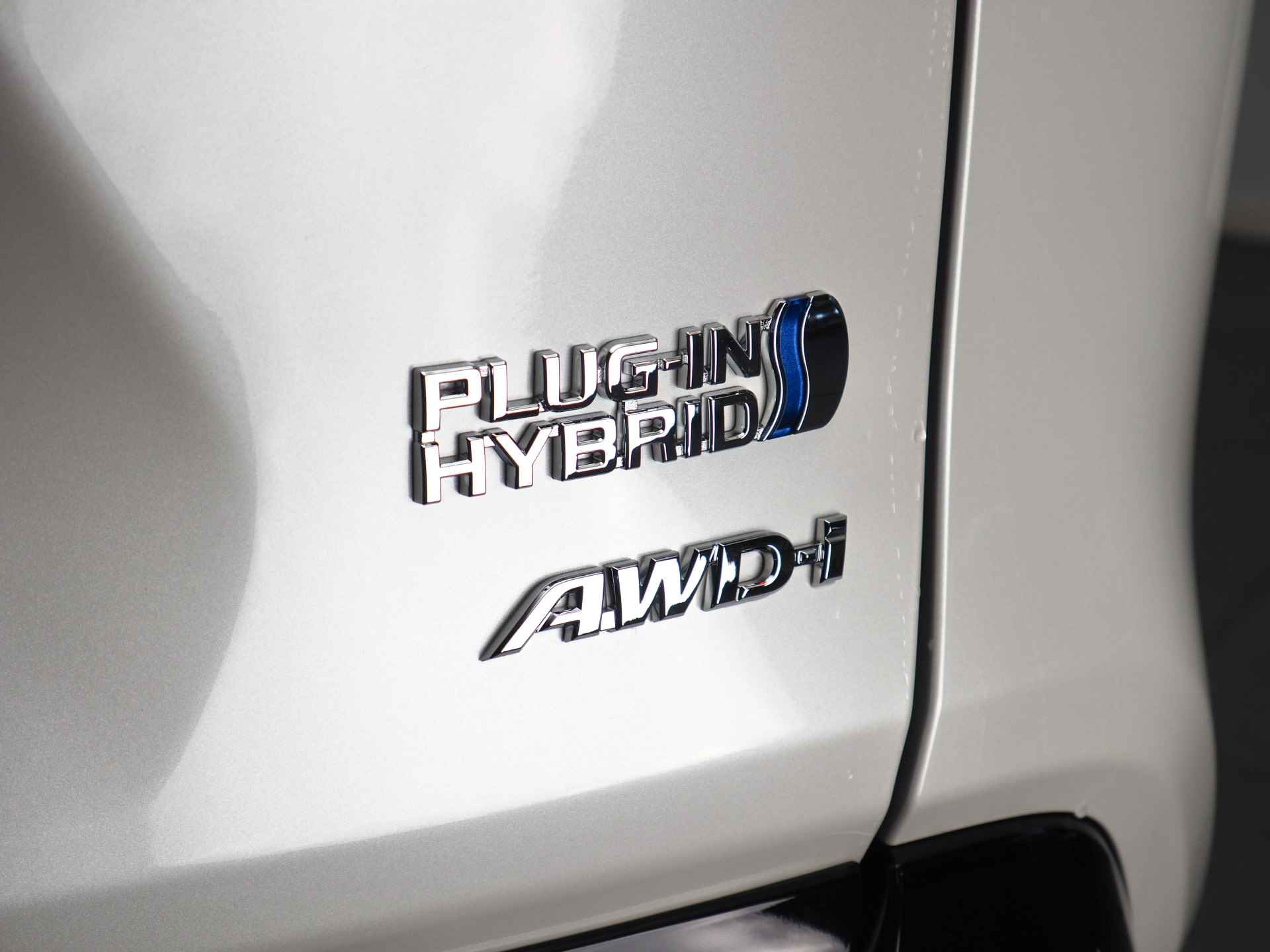 Toyota RAV4 2.5 Plug-in Hybrid AWD Bi-Tone Plus | 360° Camera | Dodehoekdetectie | Noodremassistent | JBL | Adaptive Cruise Control | Actieve parkeersensoren | Lane Assist | Achteropkomend verkeer waarschuwing | Inc. 220v Laadkabel - 25/44