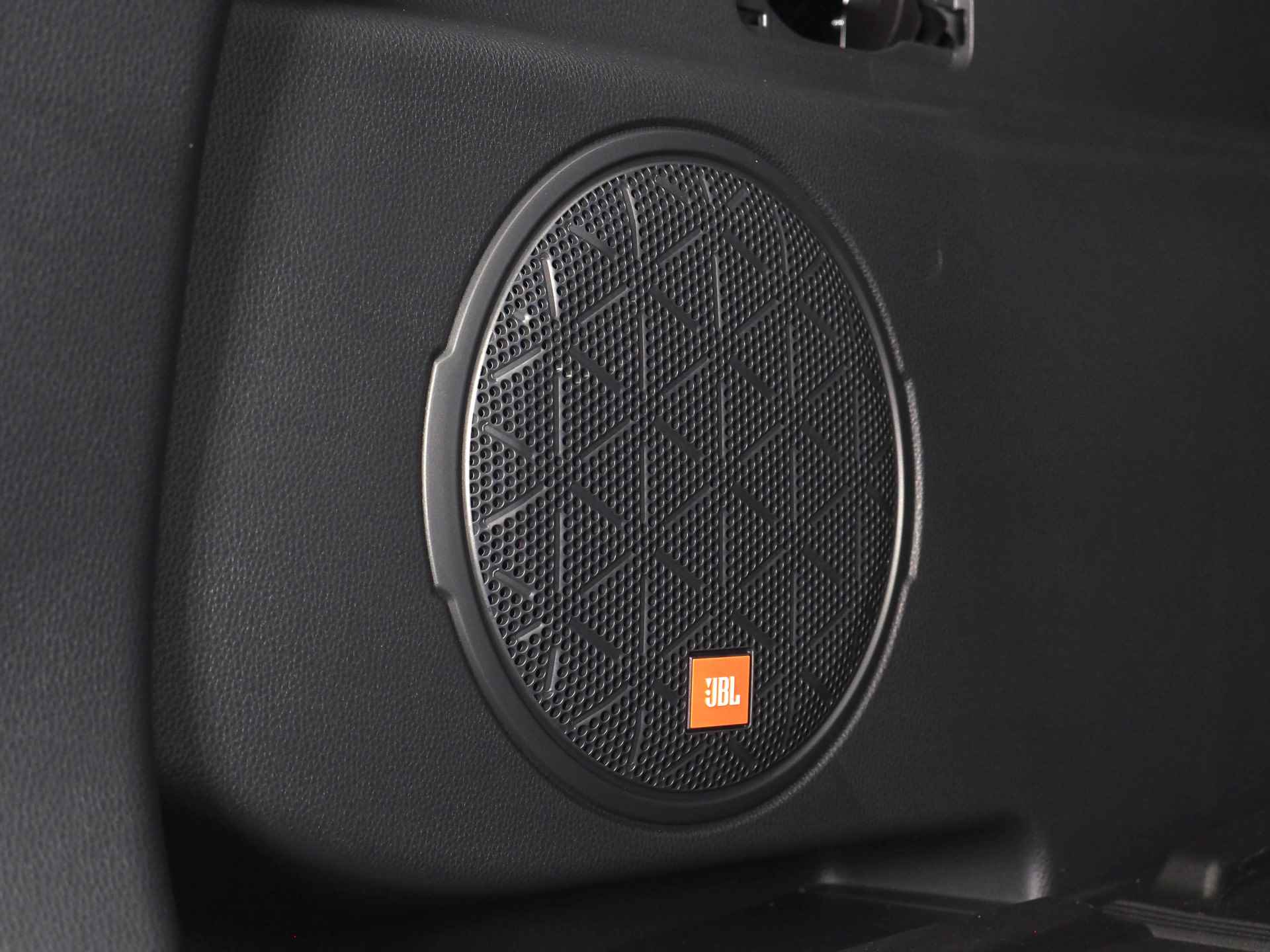 Toyota RAV4 2.5 Plug-in Hybrid AWD Bi-Tone Plus | 360° Camera | Dodehoekdetectie | Noodremassistent | JBL | Adaptive Cruise Control | Actieve parkeersensoren | Lane Assist | Achteropkomend verkeer waarschuwing | Inc. 220v Laadkabel - 26/44