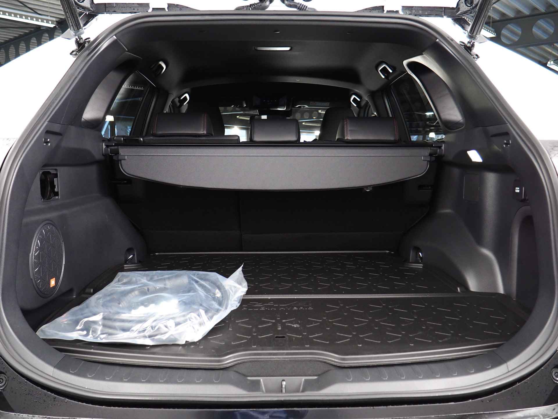 Toyota RAV4 2.5 Plug-in Hybrid AWD Bi-Tone Plus | 360° Camera | Dodehoekdetectie | Noodremassistent | JBL | Adaptive Cruise Control | Actieve parkeersensoren | Lane Assist | Achteropkomend verkeer waarschuwing | Inc. 220v Laadkabel - 27/44