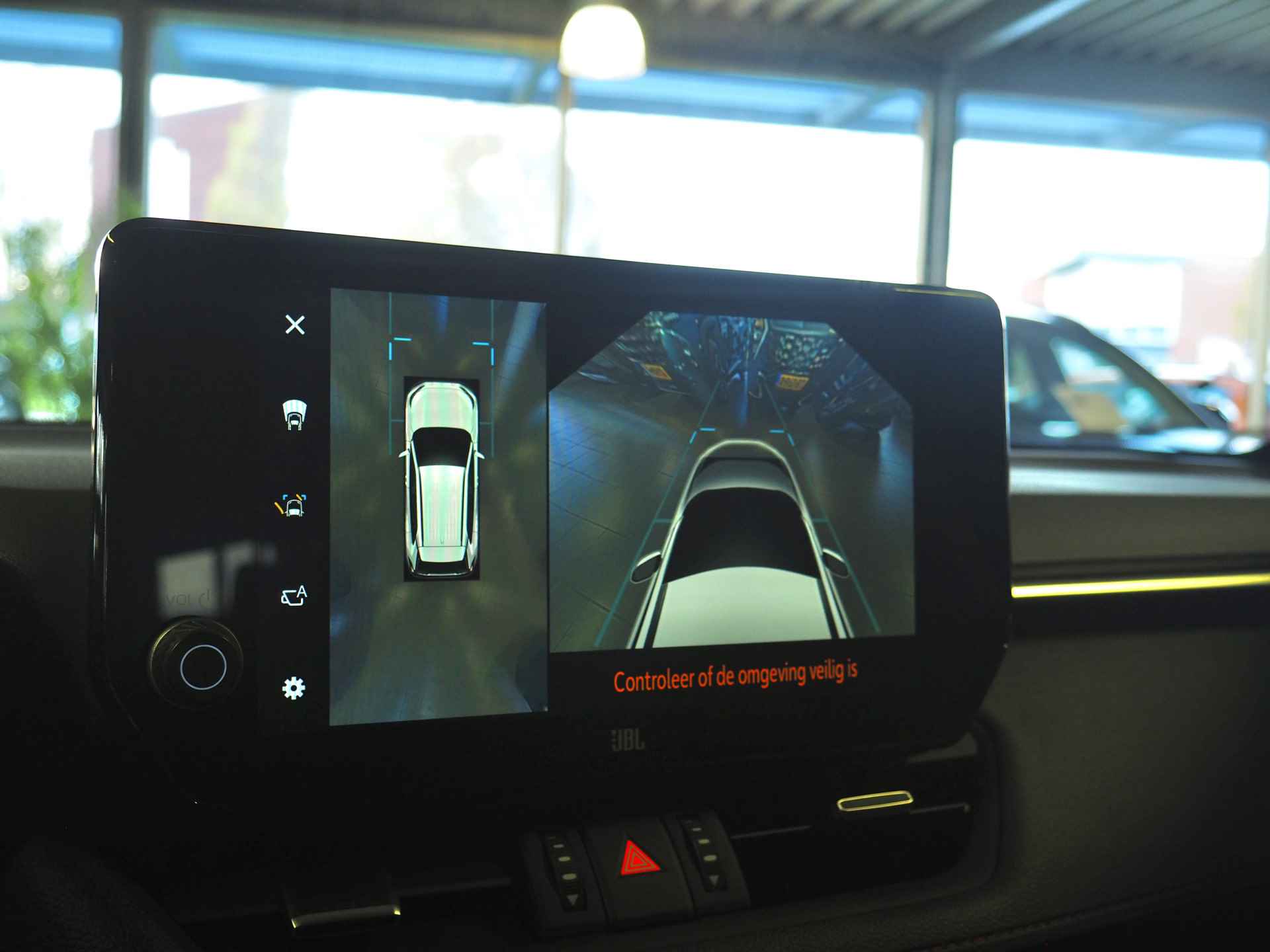 Toyota RAV4 2.5 Plug-in Hybrid AWD Bi-Tone Plus | 360° Camera | Dodehoekdetectie | Noodremassistent | JBL | Adaptive Cruise Control | Actieve parkeersensoren | Lane Assist | Achteropkomend verkeer waarschuwing | Inc. 220v Laadkabel - 34/44