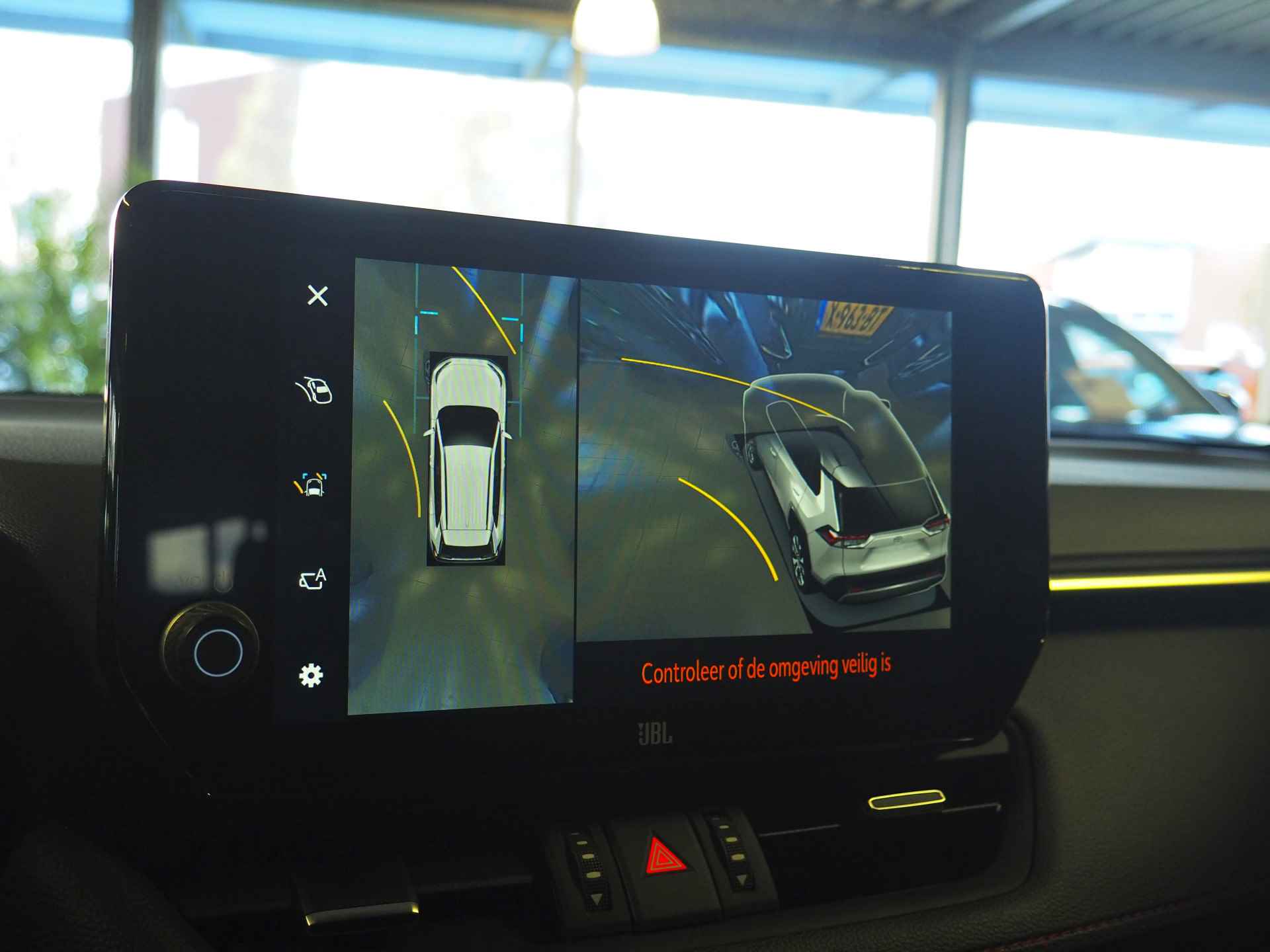 Toyota RAV4 2.5 Plug-in Hybrid AWD Bi-Tone Plus | 360° Camera | Dodehoekdetectie | Noodremassistent | JBL | Adaptive Cruise Control | Actieve parkeersensoren | Lane Assist | Achteropkomend verkeer waarschuwing | Inc. 220v Laadkabel - 35/44