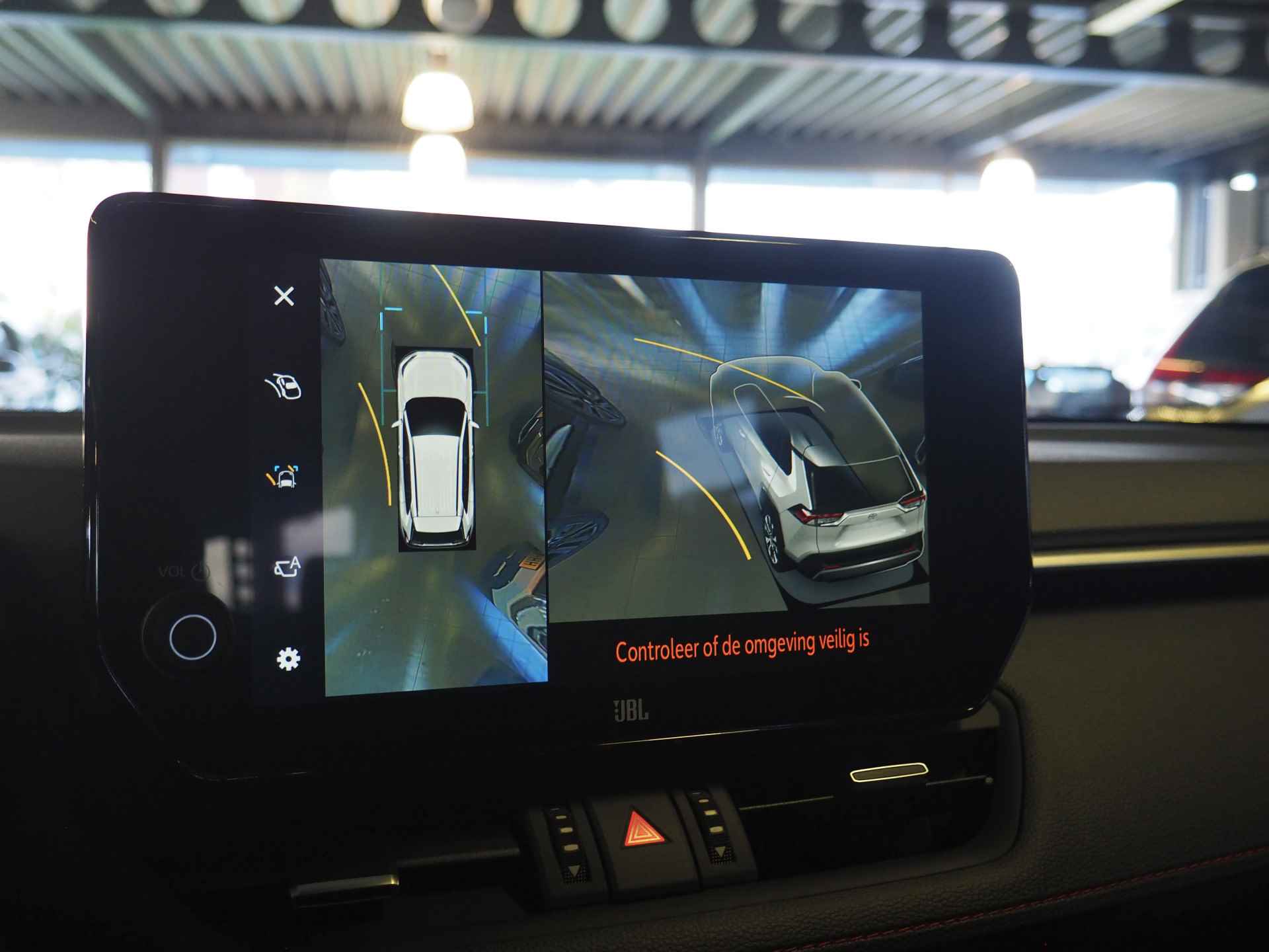 Toyota RAV4 2.5 Plug-in Hybrid AWD Bi-Tone Plus | 360° Camera | Dodehoekdetectie | Noodremassistent | JBL | Adaptive Cruise Control | Actieve parkeersensoren | Lane Assist | Achteropkomend verkeer waarschuwing | Inc. 220v Laadkabel - 38/44