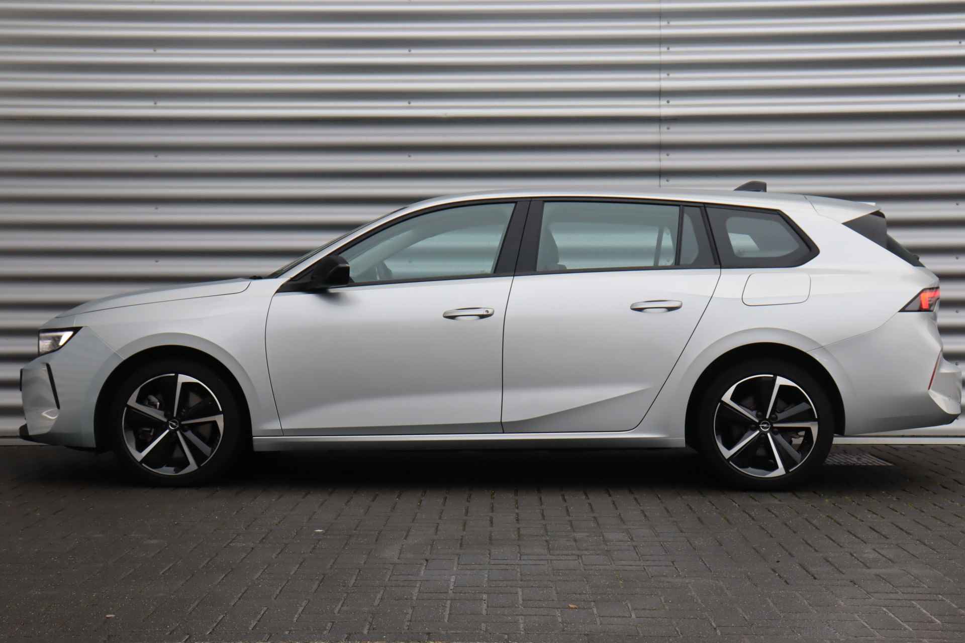 Opel Astra SPORTS TOURER 1.6 TURBO 180PK HYBRID AUTOMAAT / NAVI / CLIMA / LED / PDC / 17" LMV / BLUETOOTH / CRUISECONTROL / 1E EIGENAAR / N - 2/32