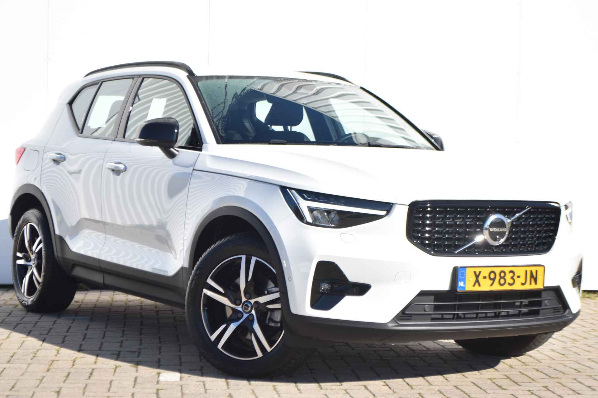 Volvo XC40 B3 Plus Dark #Trekhaak #HarmanKardon #CrystalWhite! - 3/35