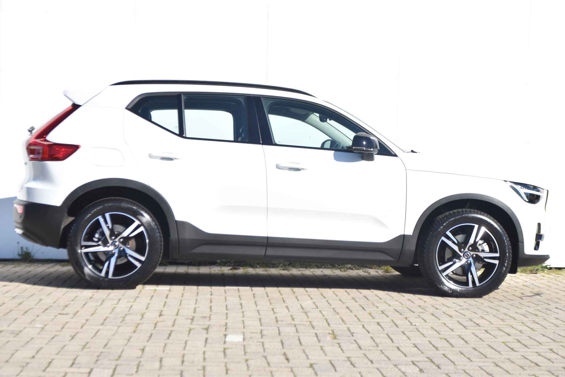 Volvo XC40 B3 Plus Dark #Trekhaak #HarmanKardon #CrystalWhite! - 4/35