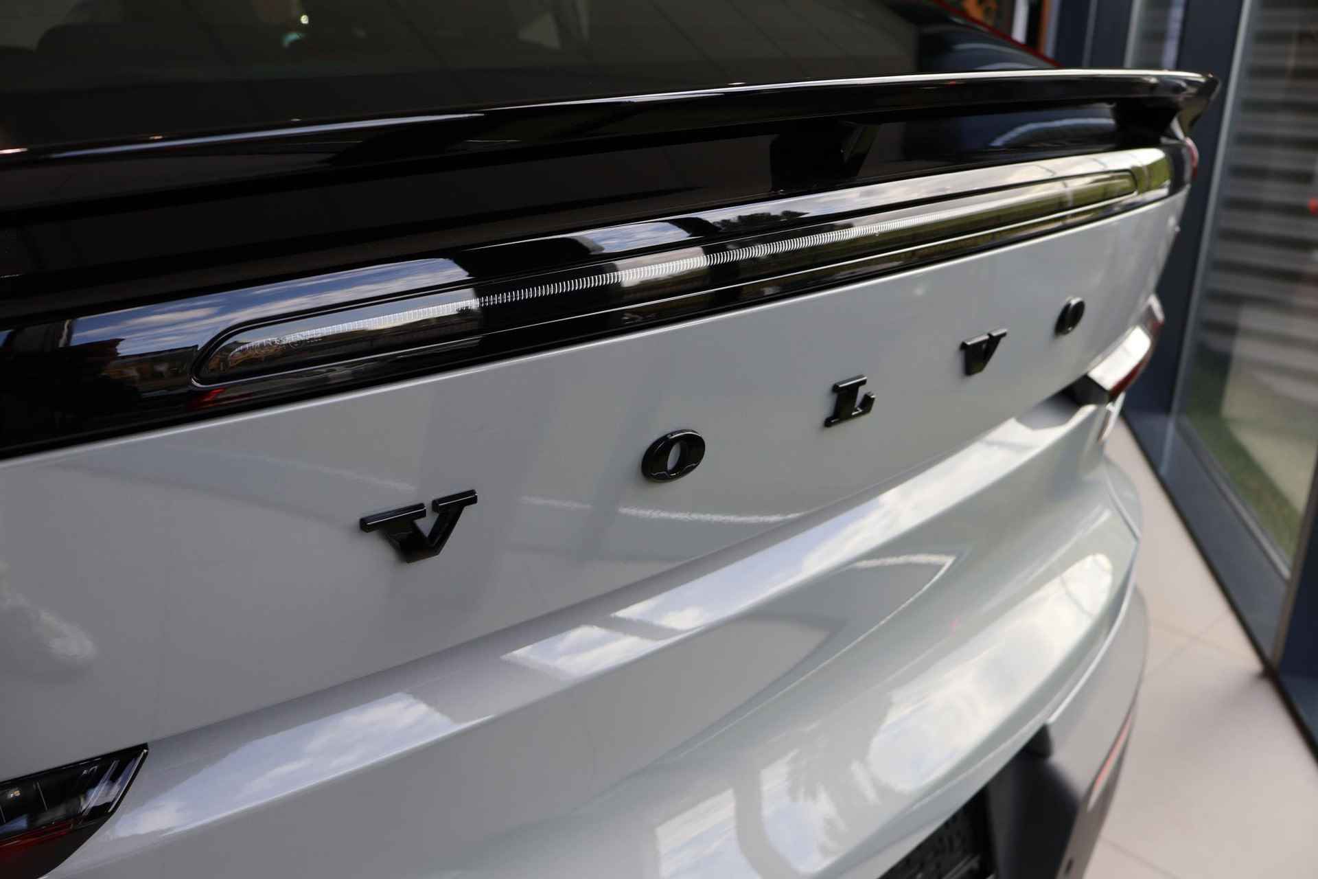 Volvo C40 Single Motor Extened Range Core 82 kWh | Glazen dak | Zwarte Volvo letters | Stoel & Stuurverwarming| DIRECT LEVERBAAR!!! - 12/14