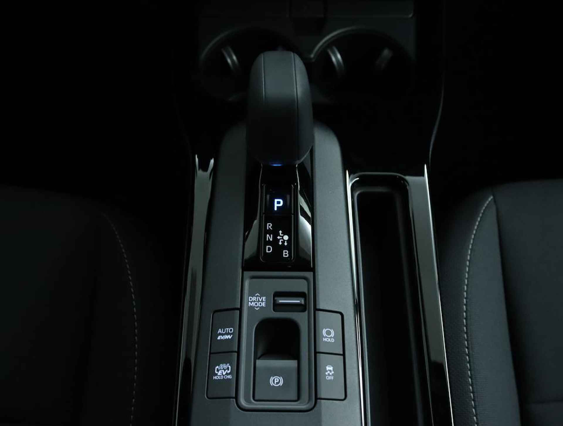 Toyota Prius 2.0 Plug-in Executive | Apple CarPlay | Android Auto |  Adaptive Cruise Control | 19" lichtmetalen velgen | Parkeersensoren | Achteruitrijcamera | - 26/53