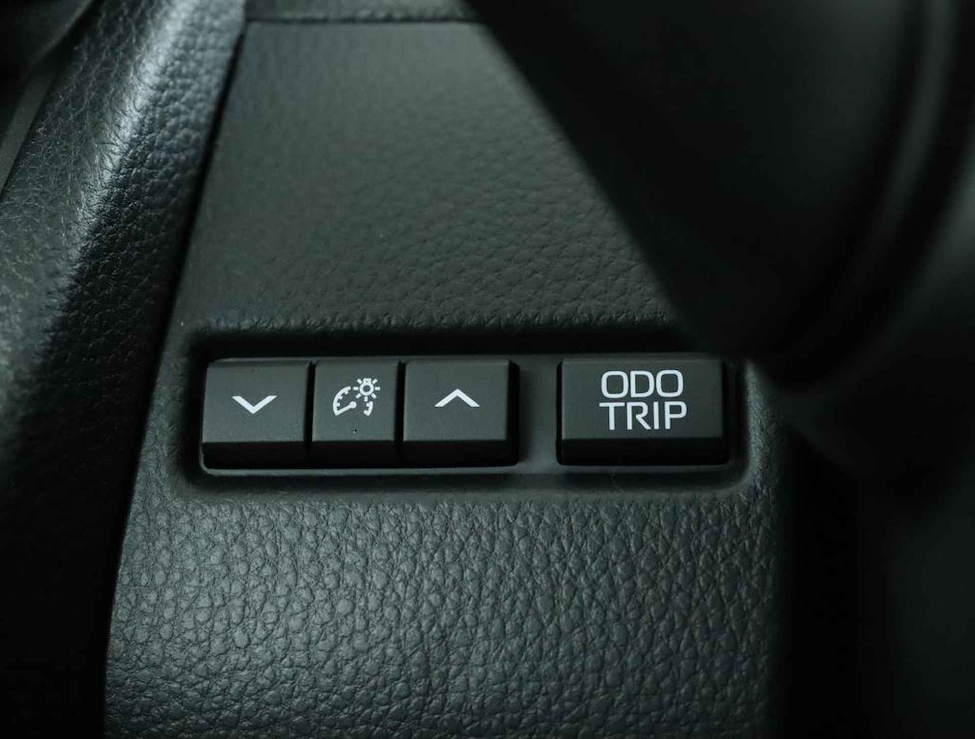Toyota Prius 2.0 Plug-in Executive | Apple CarPlay | Android Auto |  Adaptive Cruise Control | 19" lichtmetalen velgen | Parkeersensoren | Achteruitrijcamera | - 50/53