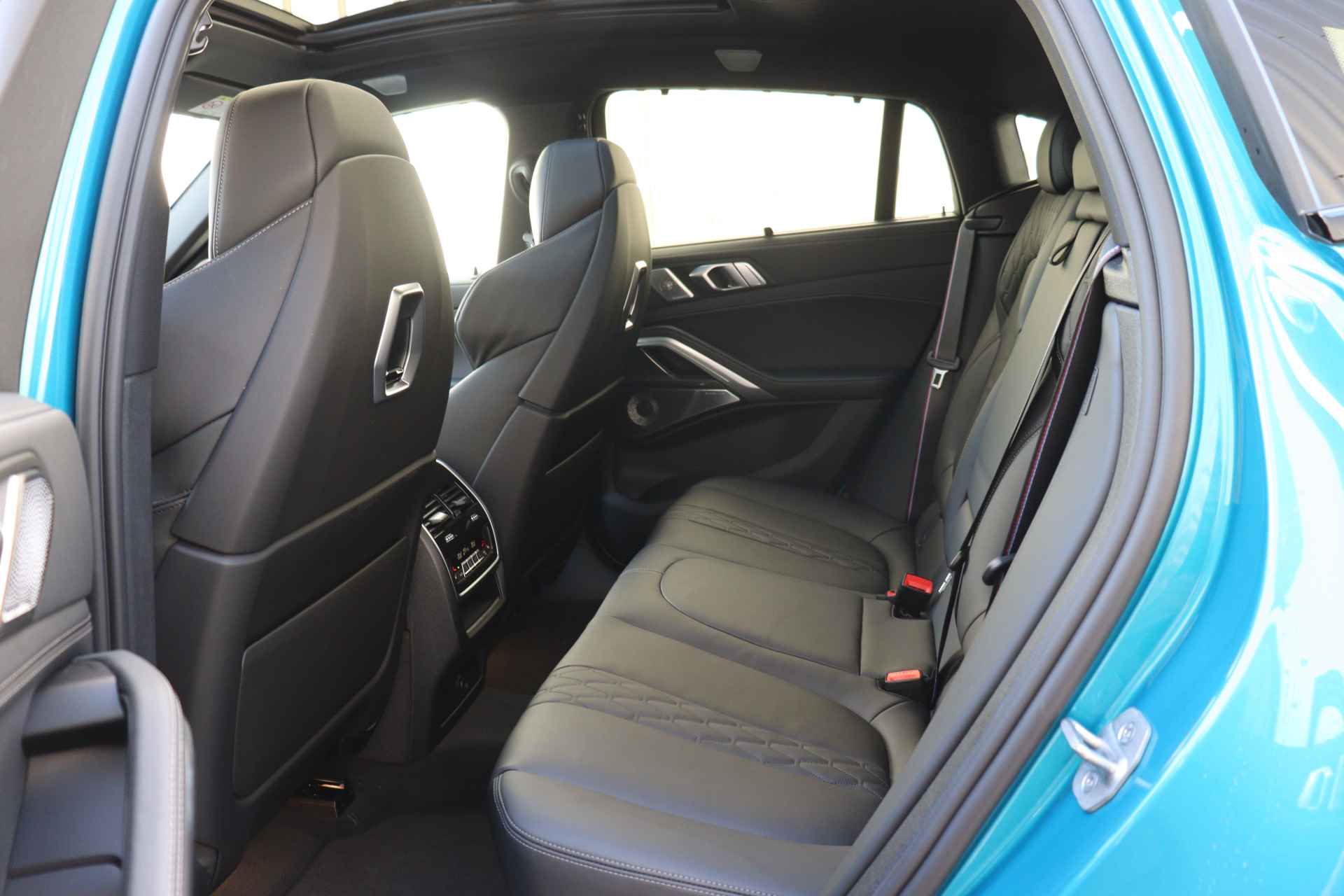 BMW X6 xDrive40i High Executive M Sport Automaat / Panoramadak / Trekhaak / Bowers & Wilkins / Adaptieve LED / Stoelventilatie / Adaptief onderstel / Live Cockpit Professional / Massagefunctie - 7/29